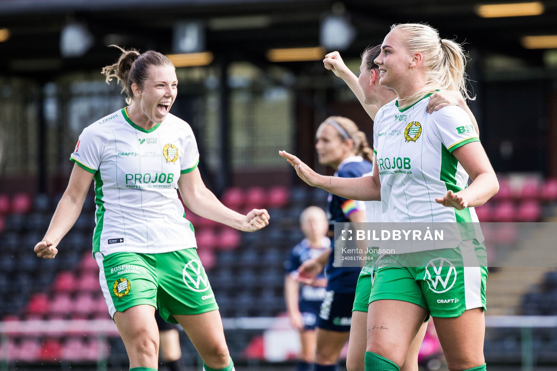 Hammarbys Cathinka Tandberg jublar med Emma Westin
