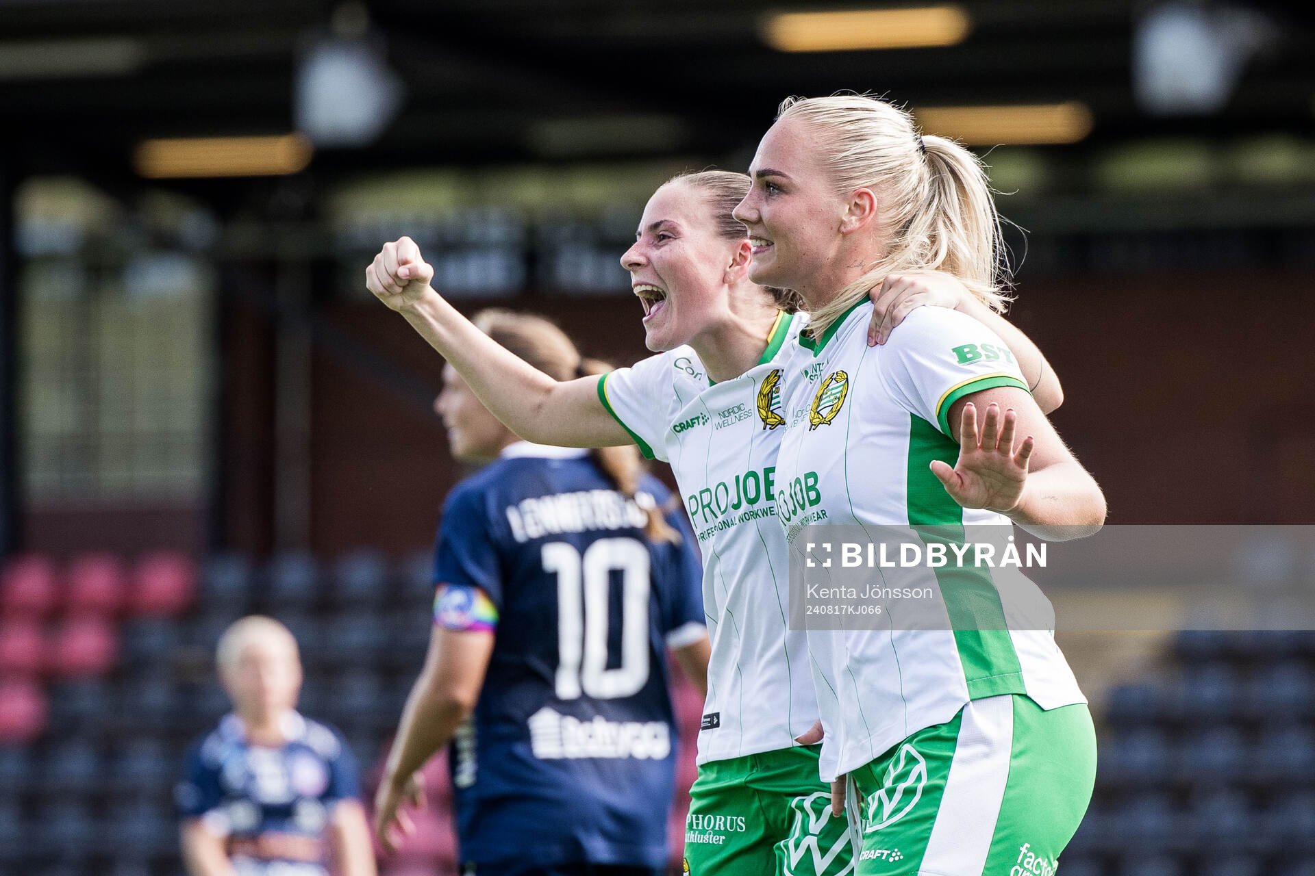 Hammarbys Cathinka Tandberg  jublar med Smilla Vallotto