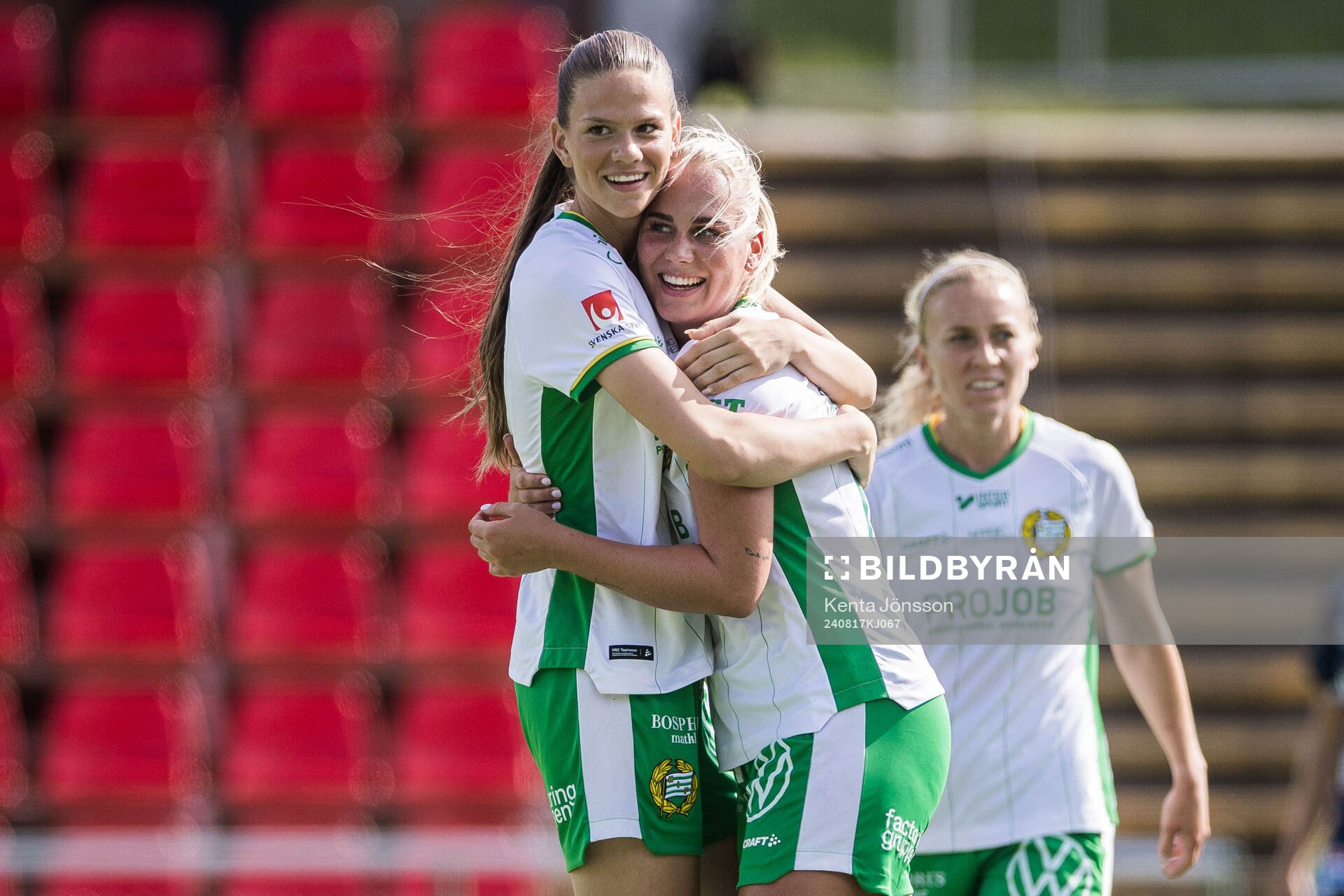 Hammarbys Cathinka Tandberg och Bella Andersson jublar