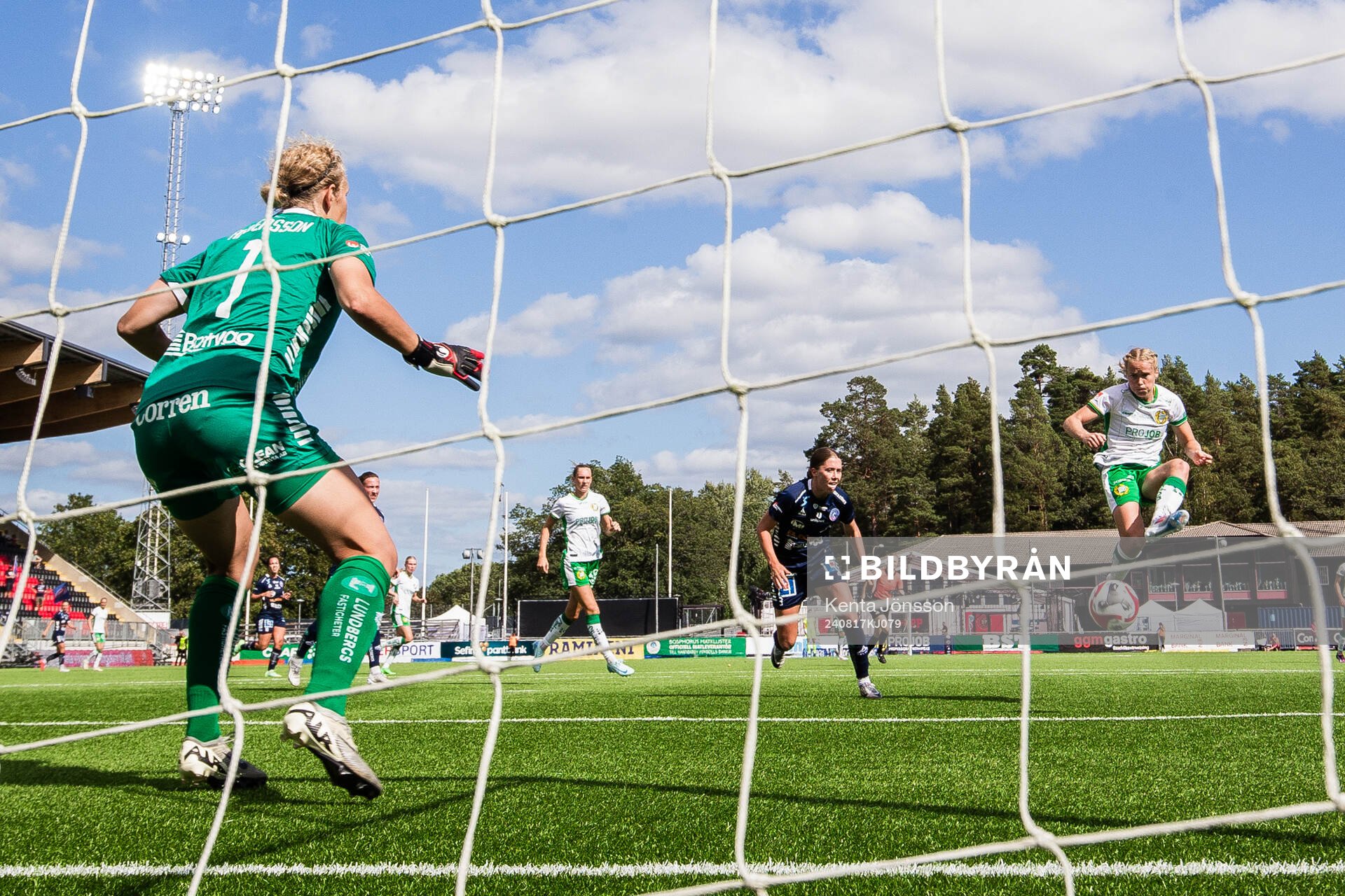 Linköpings målvakt Cajsa Andersson och Hammarbys Julie