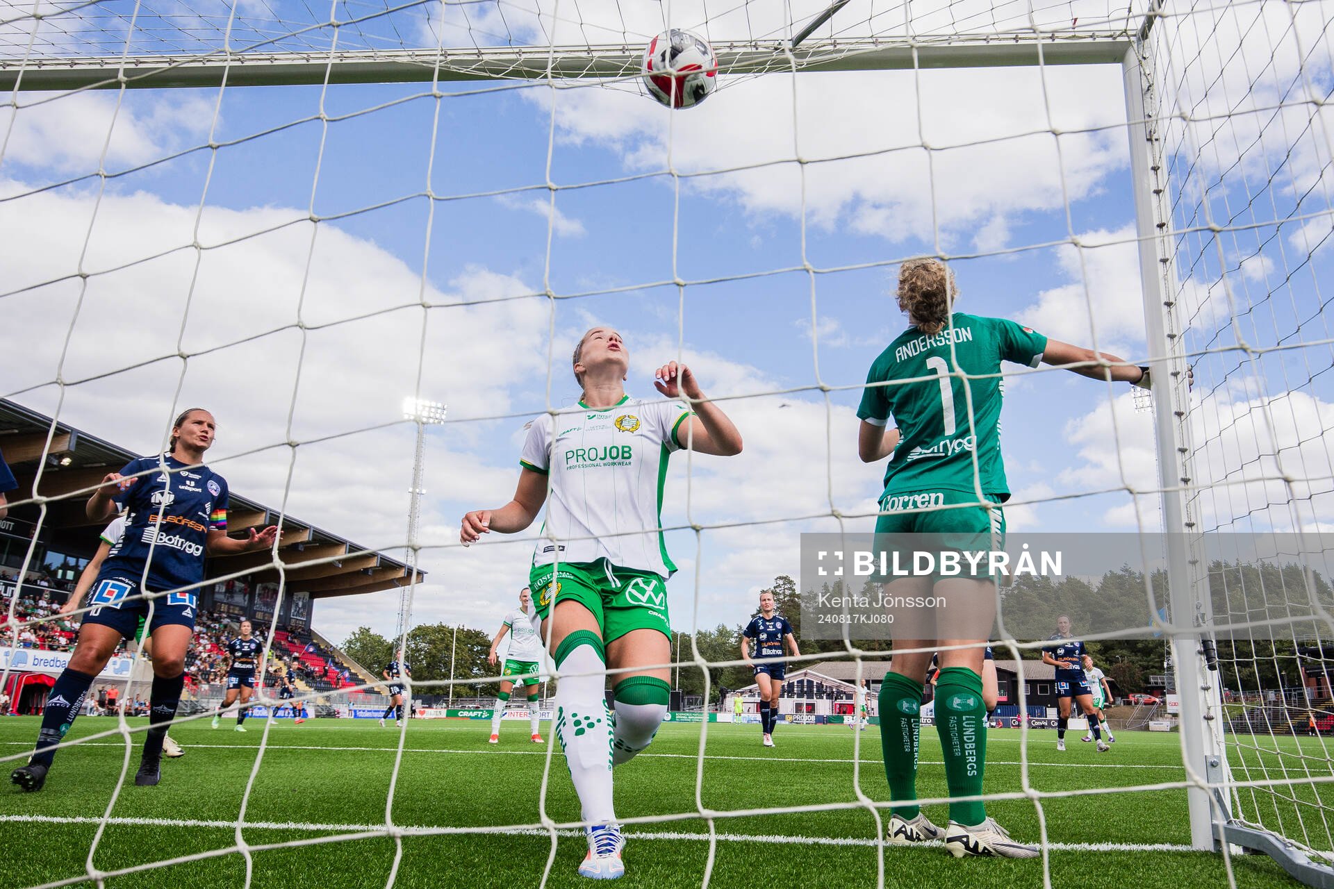 Hammarbys Eva Nyström och Linköpings målvakt Cajsa