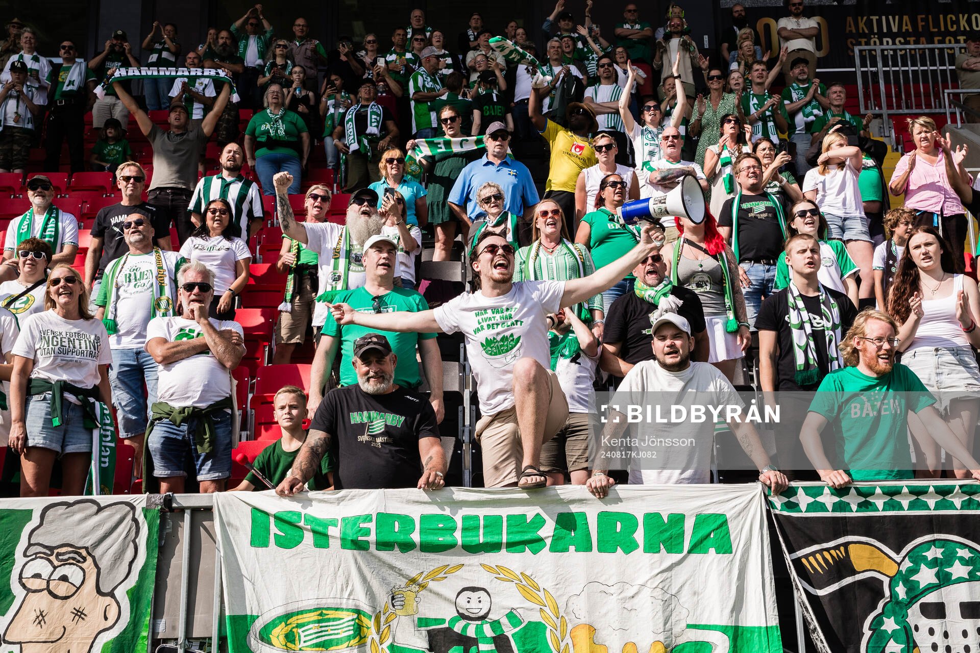 Hammarbys supportrar jublar