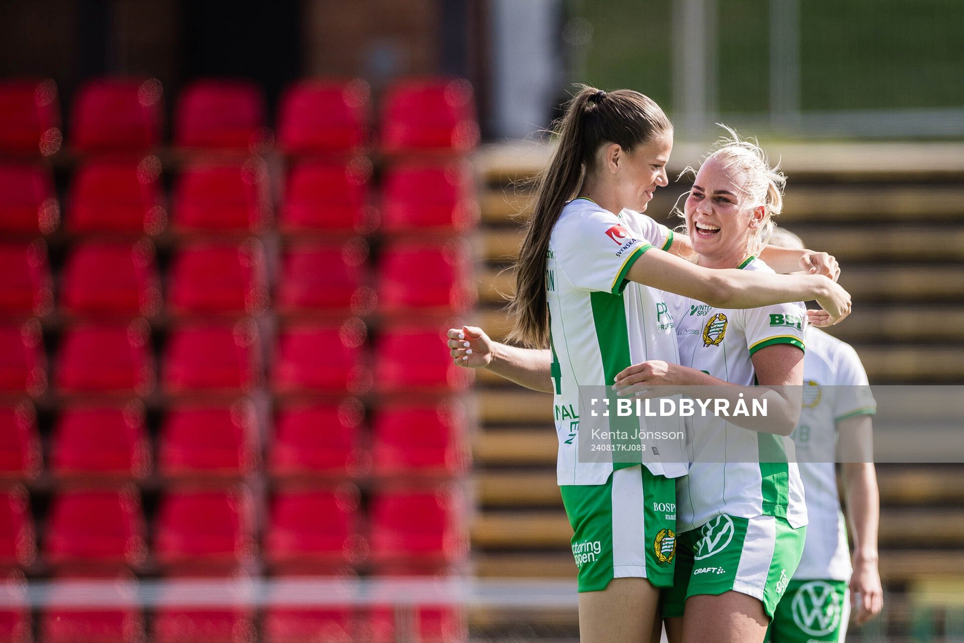 Hammarbys Cathinka Tandberg (h) jublar med Bella Andersson