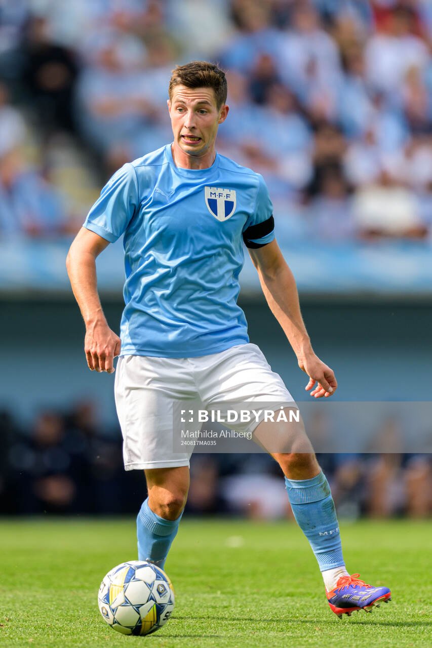 Malmö FFs Lasse Berg Johnsen under fotbollsmatchen i Allsvenskan mellan Malmö FF och IFK Norrköping den 17 augusti 2024 i Malmö. 