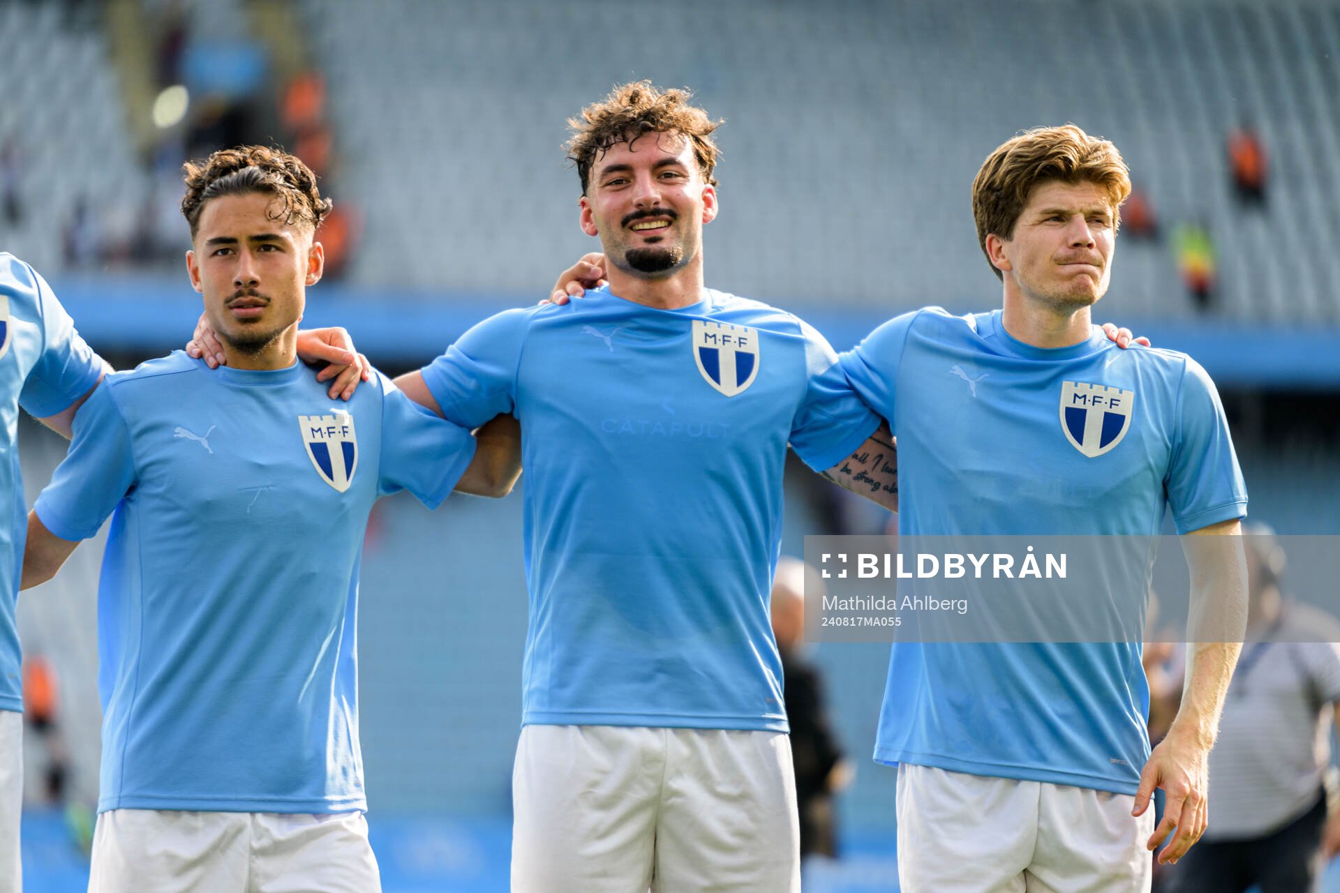 Malmö FFs Adrian Skogmar, Sead Haksabanovic och Oliver Berg jublar efter fotbollsmatchen i Allsvenskan mellan Malmö FF och IFK Norrköping den 17 augusti 2024 i Malmö.