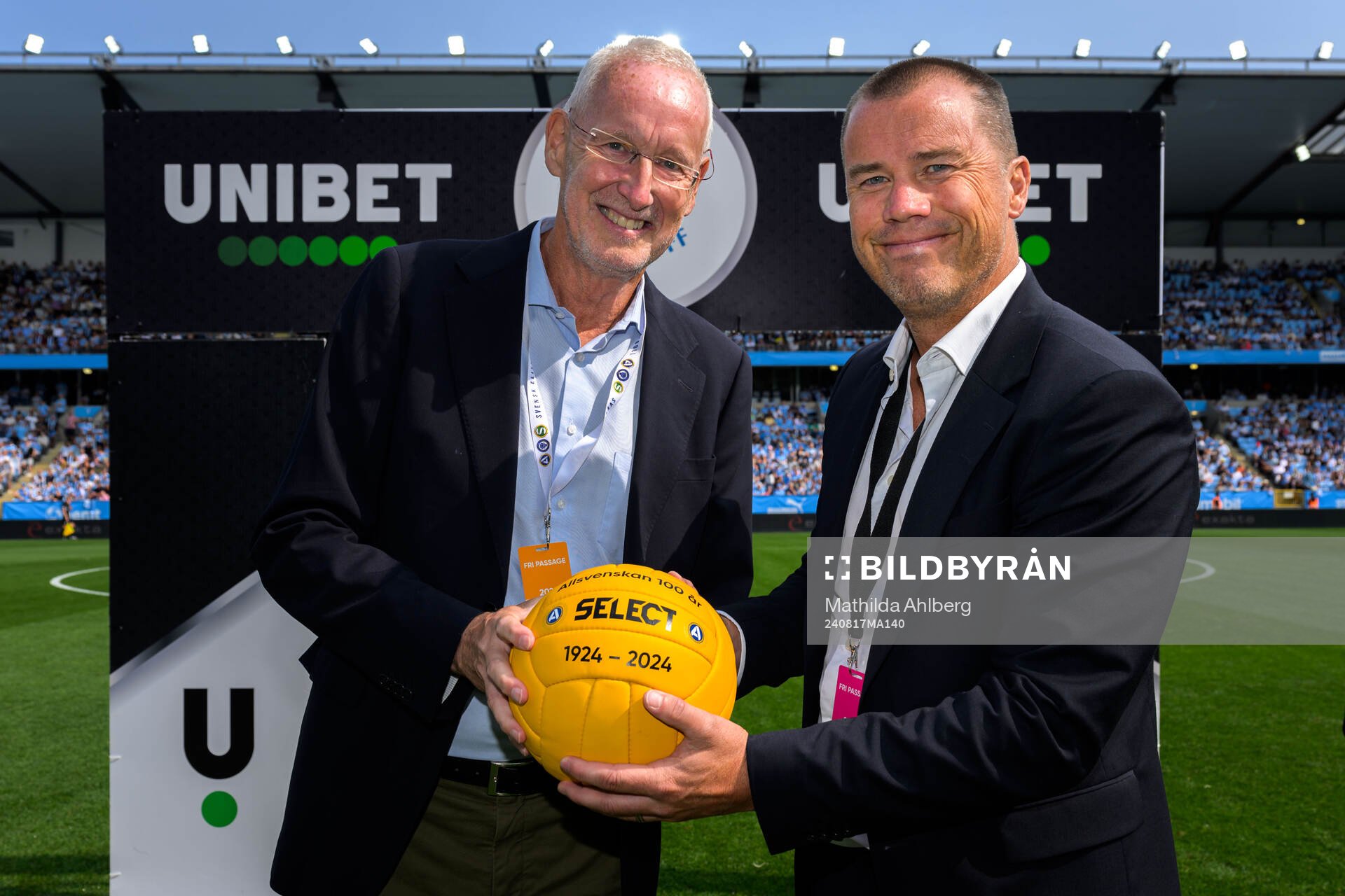 Daniel Andersson, sportchef Malmö FF, mottar en