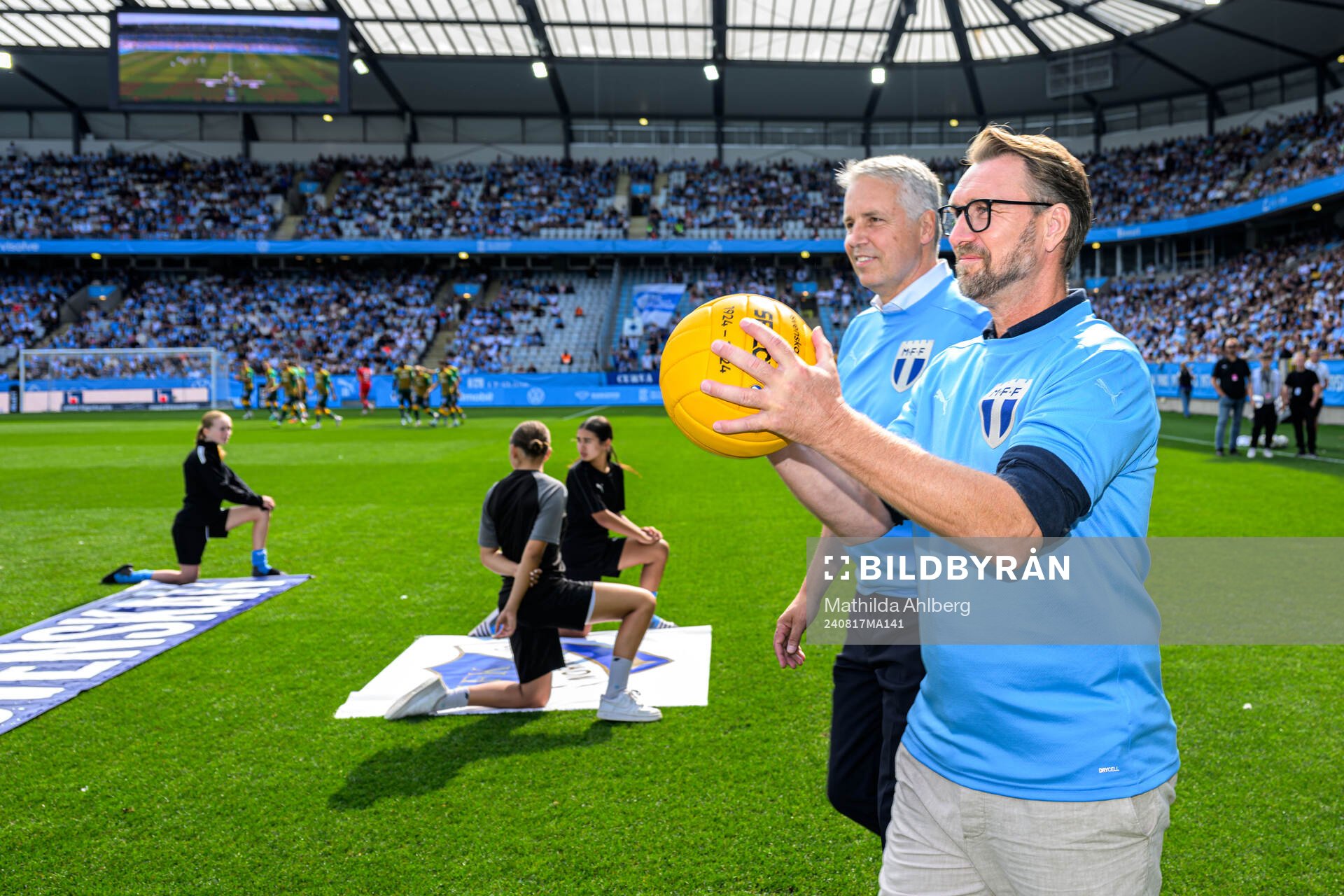 Niklas Skoog och Per Ågren med en jubileumsboll  från SEF