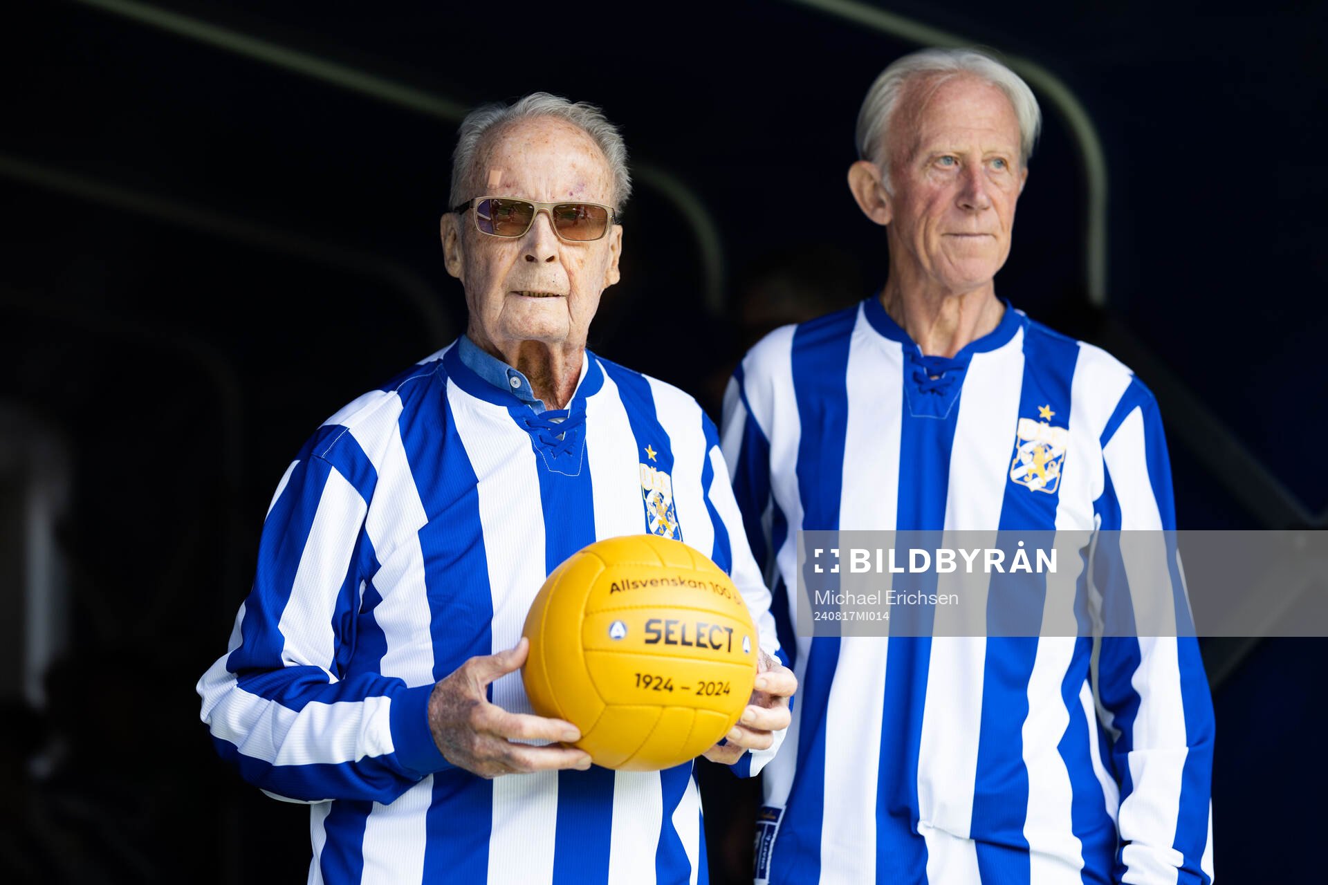 Ebbe Olsson och Donald Niklasson med en jubileumsboll för att fira Allsvenskan 100 år inför fotbollsmatchen i Allsvenskan mellan IFK Göteborg och Sirius den 17 augusti 2024 i Göteborg.