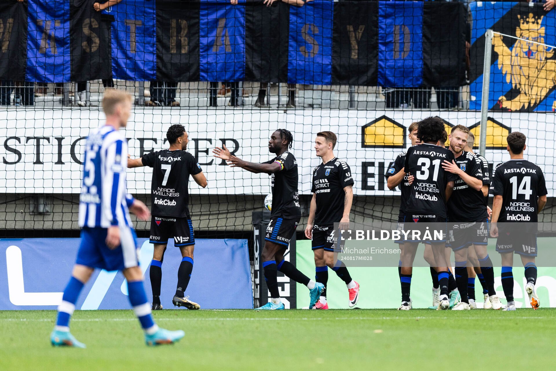 Sirius Joakim Persson jublar med lagkamrater