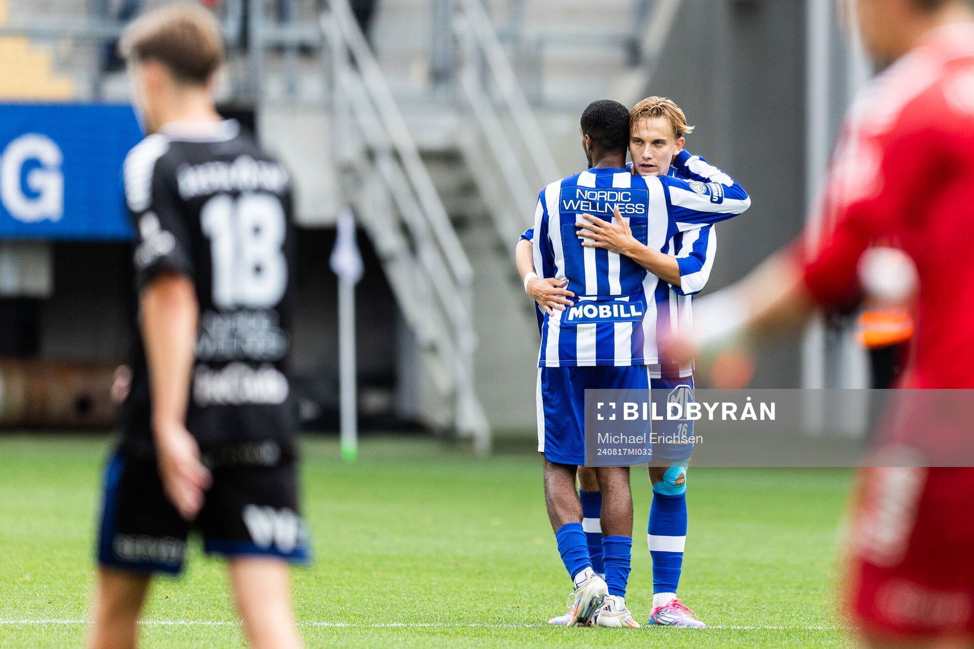 IFK Göteborgs Linus Carlstrand jublar med Paulos Abraham