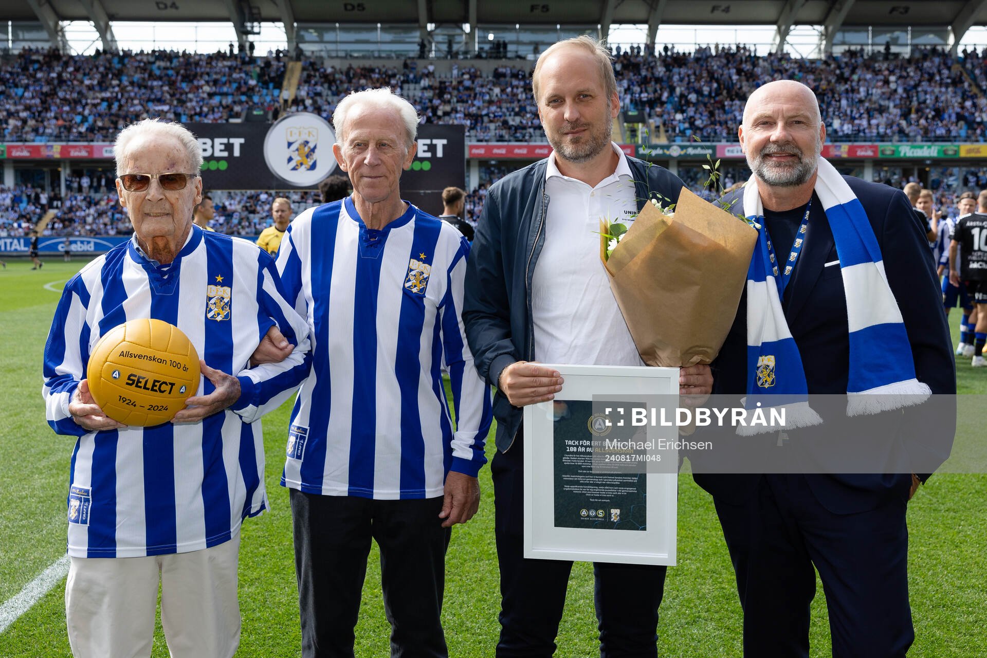 IFK Göteborgs supportern Ebbe Olsson med jubileumsbollen,