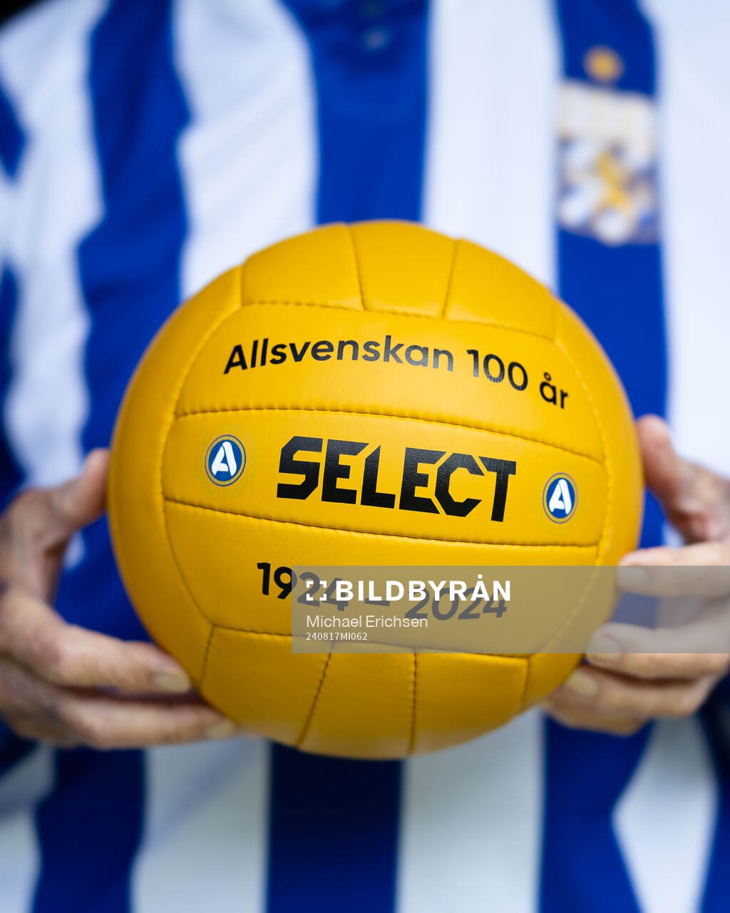 IFK Göteborgs supportern Ebbe Olsson med jubileumsbollen