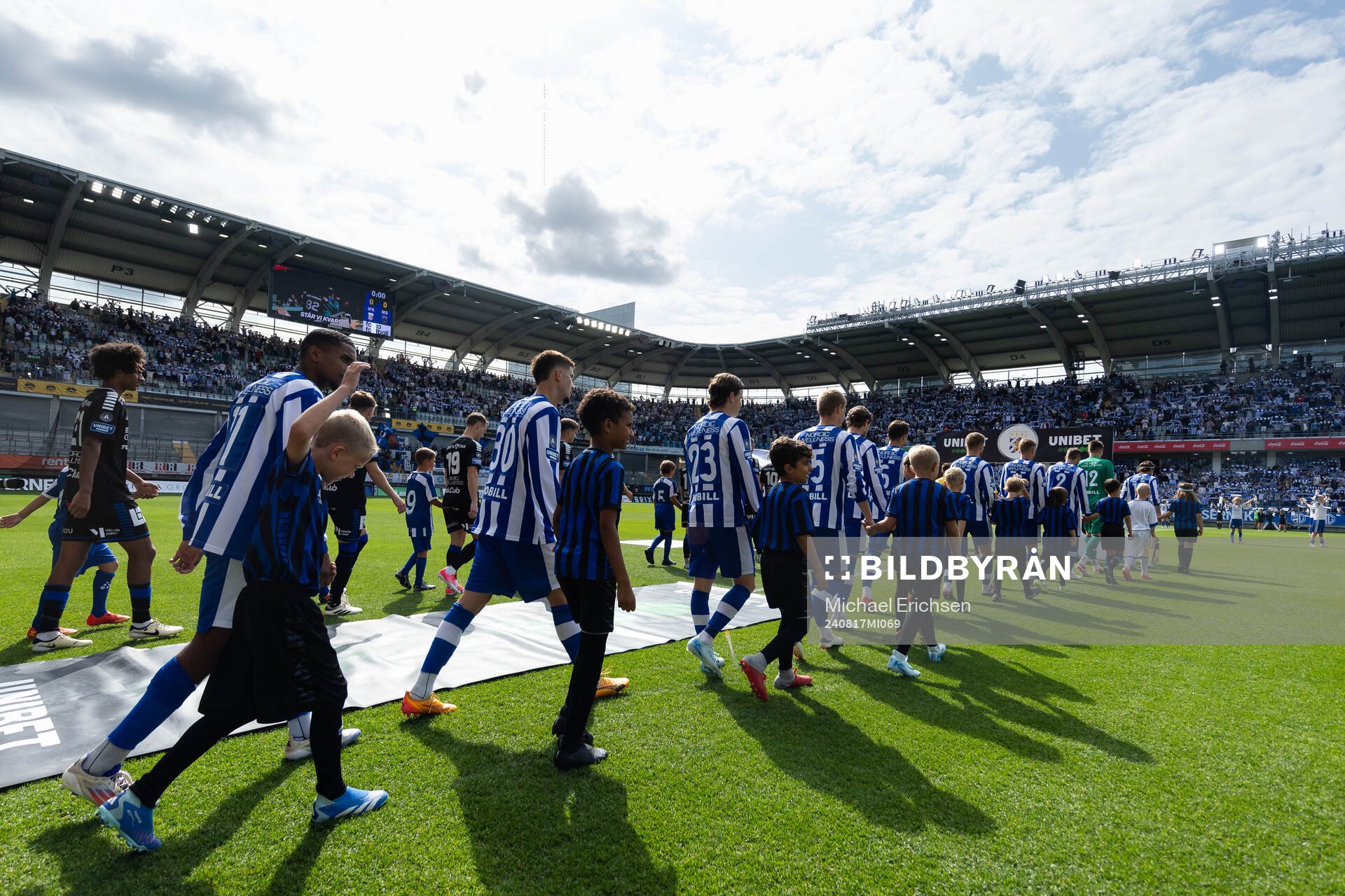 IFK Göteborgs och Sirius spelare på väg ut för line up