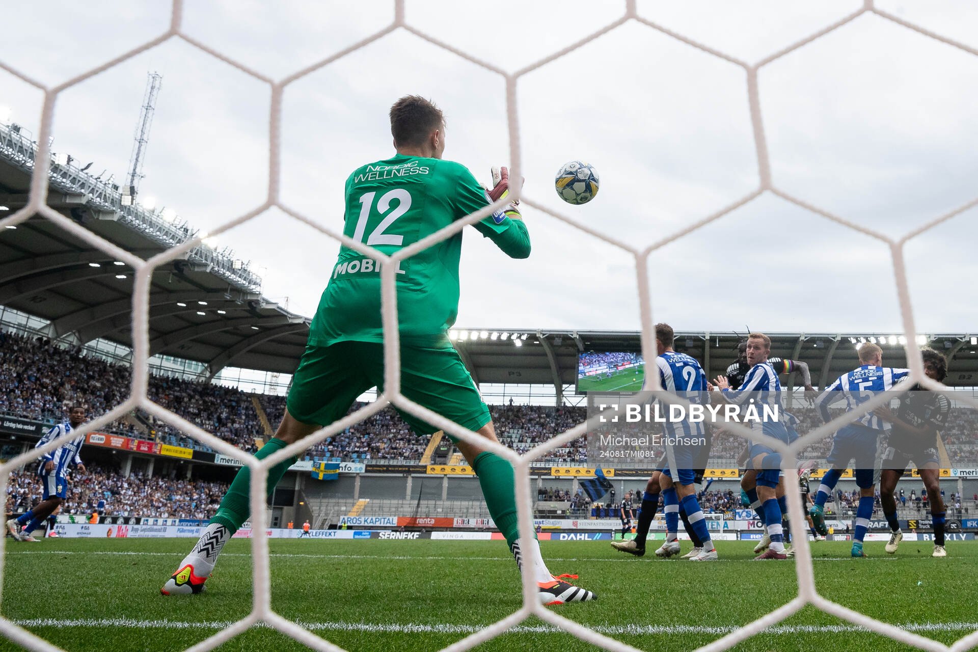 IFK Göteborgs målvakt Jacob Karlström räddar en nick