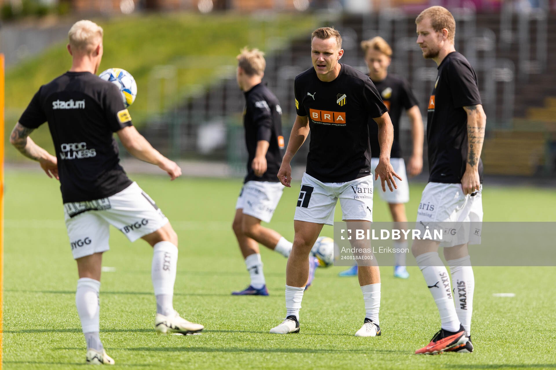 Häckens Marius Lode värmer upp