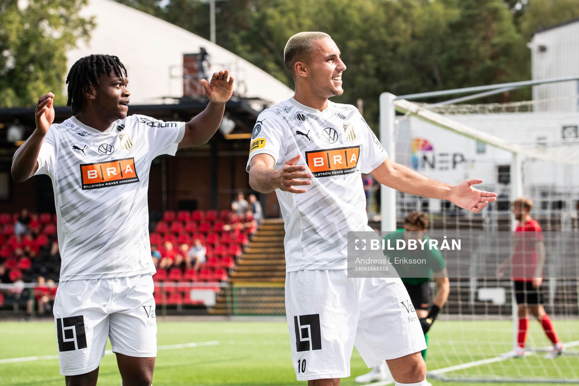 Häckens Ali Youssef jublar med Jeremy Agbonifo