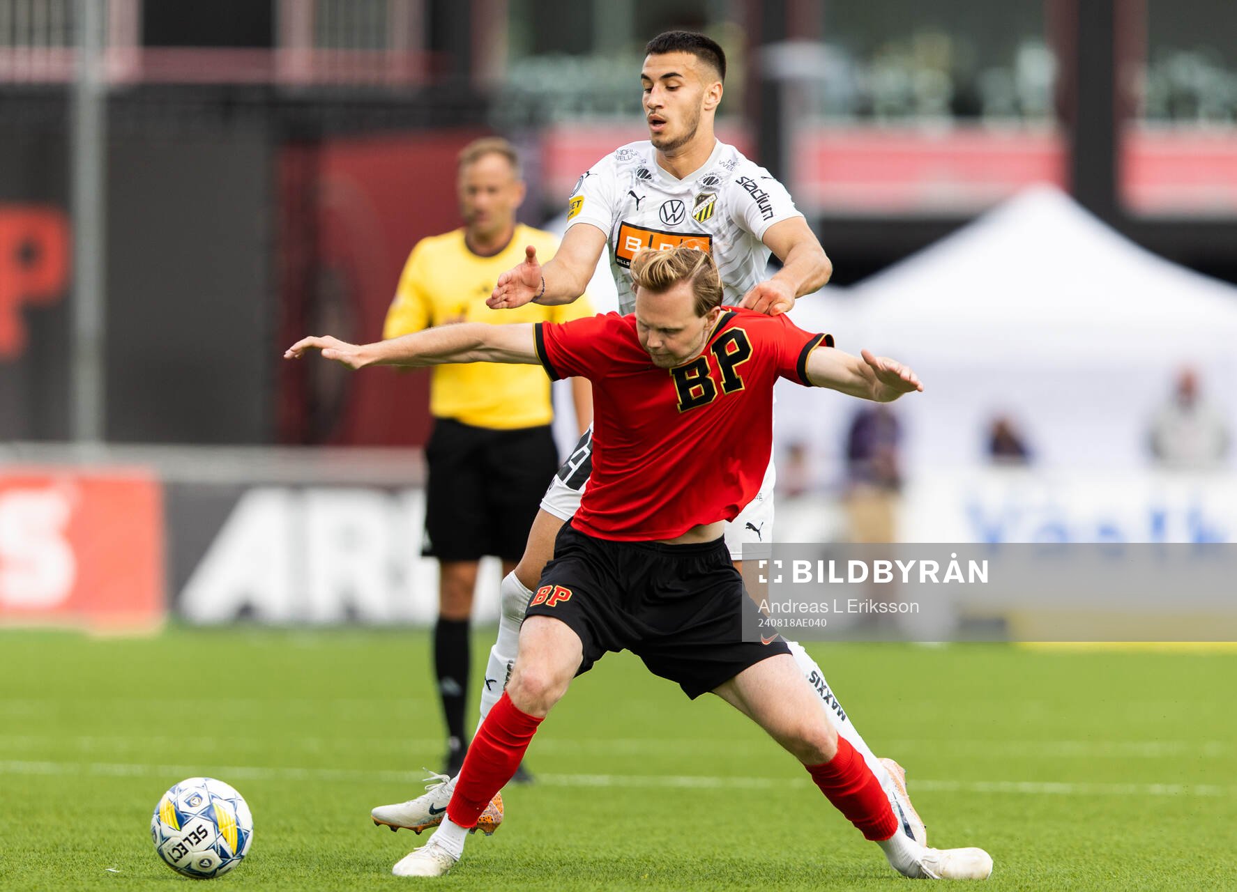 Brommapojkarnas Tim Waker och Häckens Srdjan Hrstic