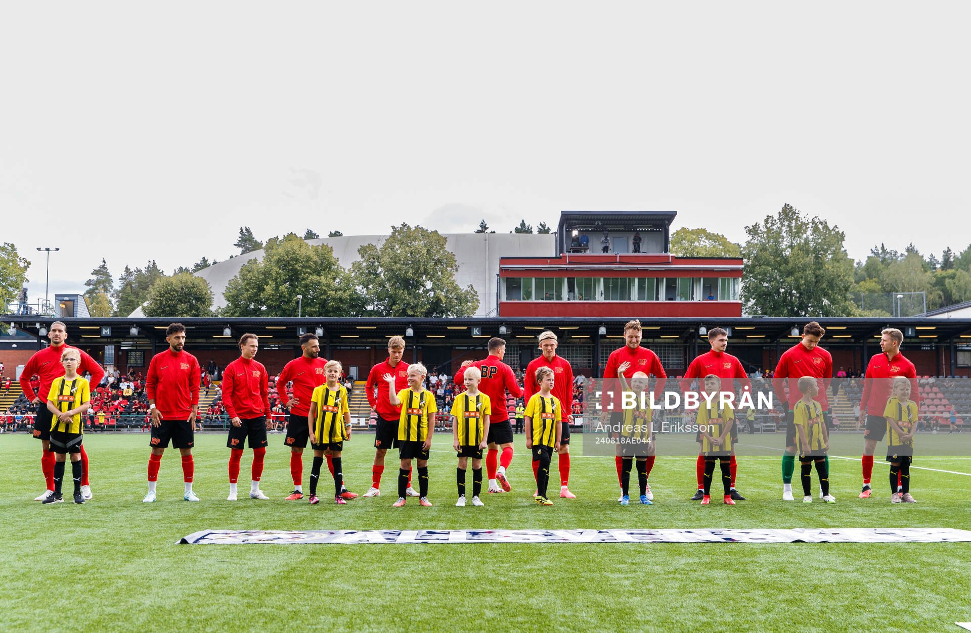 Brommapojkarnas spelare ställer upp för