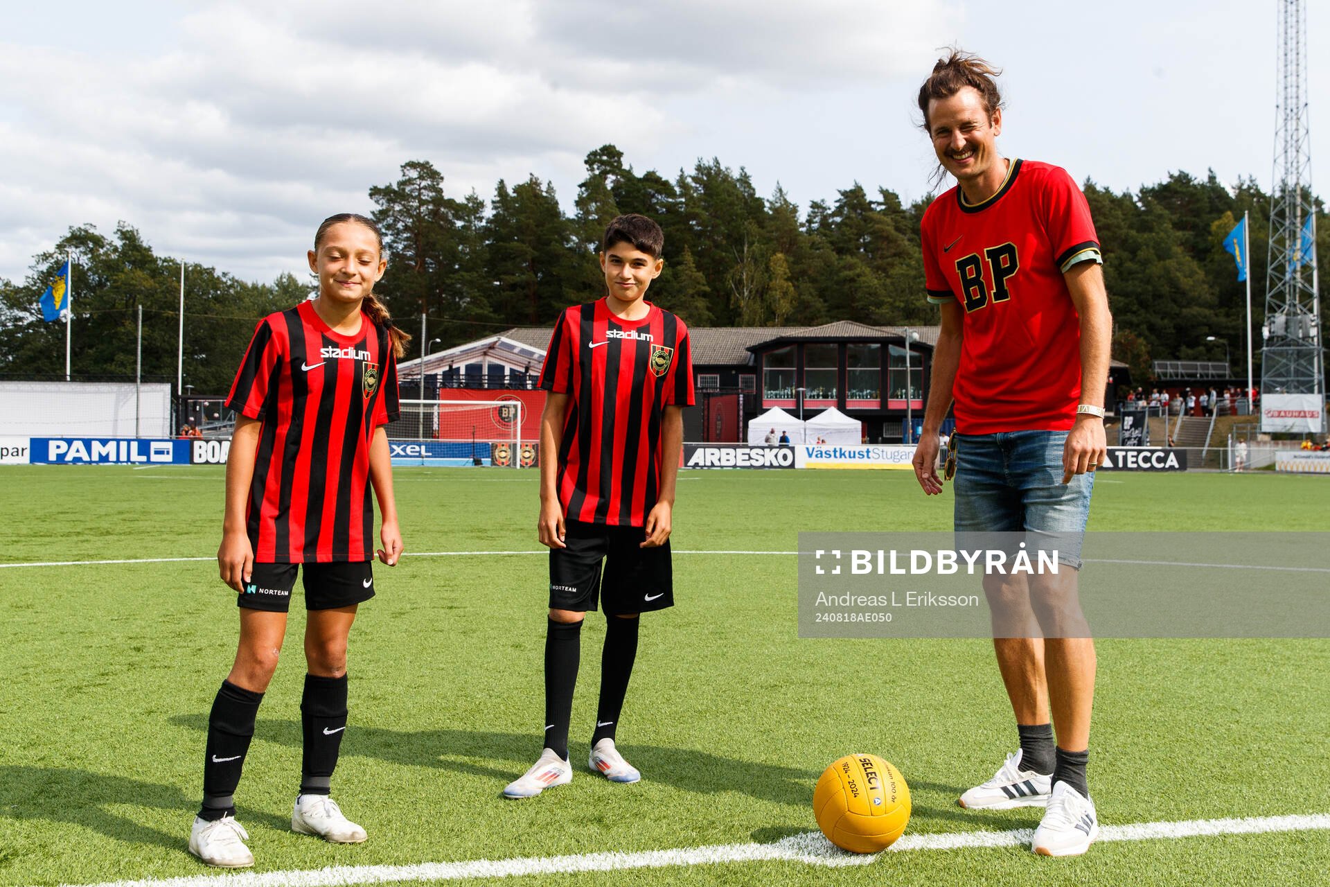 Ungdomsspelarna Melina Malik Papadopolou och Leonel Astaneh tillsammans med Olof Guterstam innan en symbolisk avspark med jubileumsboll för att fira Allsvenskan 100 år inför fotbollsmatchen i Allsvenskan mellan Brommapojkarna och Häcken den 18 augusti 2024 i Stockholm.