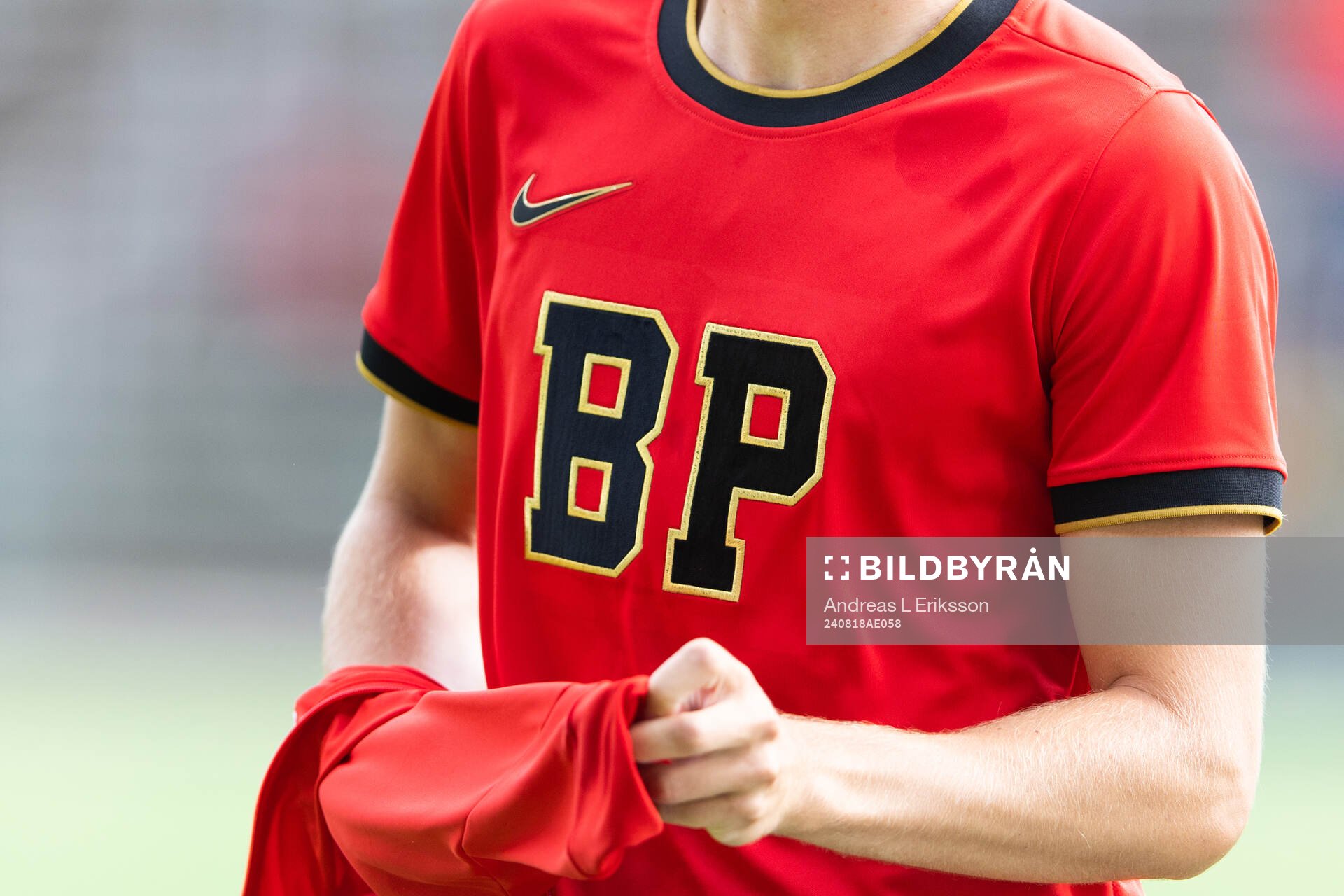 Brommapojkarnas emblem på en tröja innan fotbollsmatchen