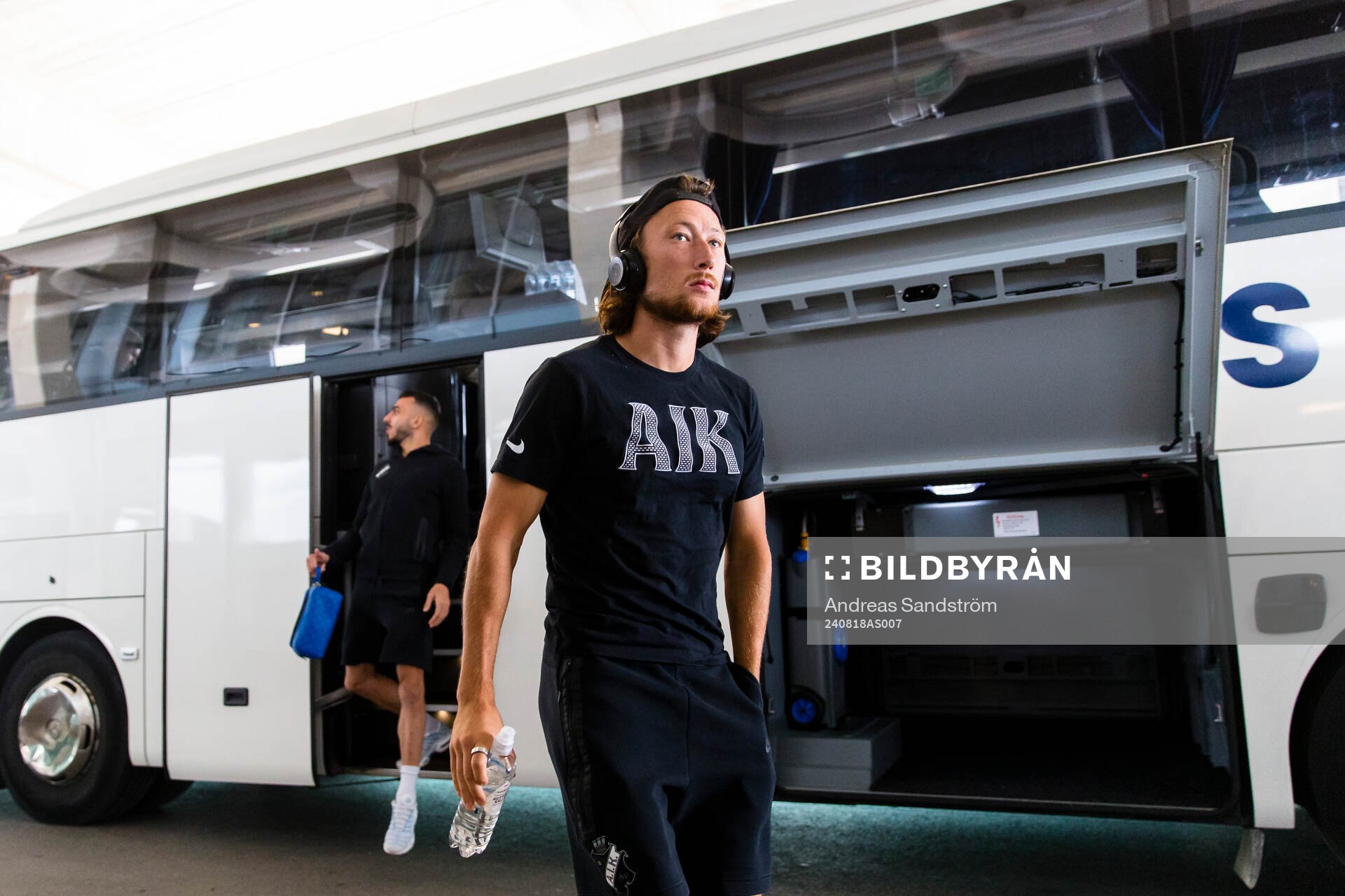 AIK’s Axel Björnström kliver av spelarbussen