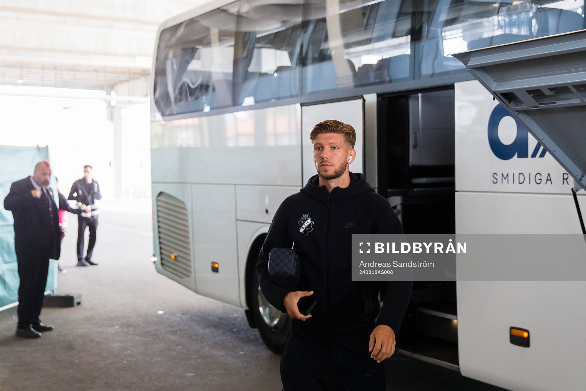 AIK’s Anton Salétros kliver av spelarbussen