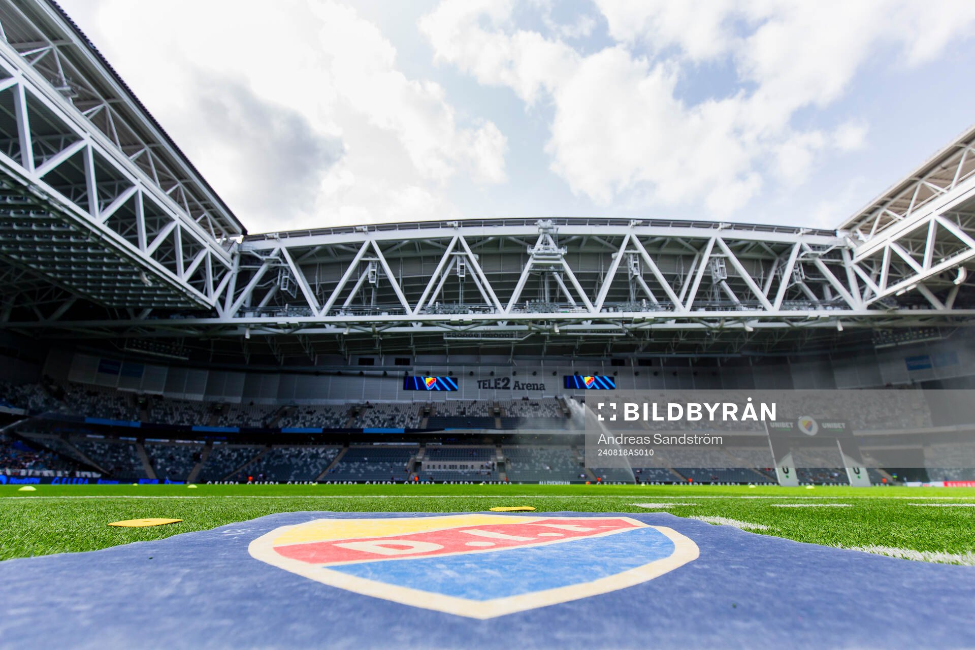En matta med Djurgårdens klubbmärke på kostgräset på