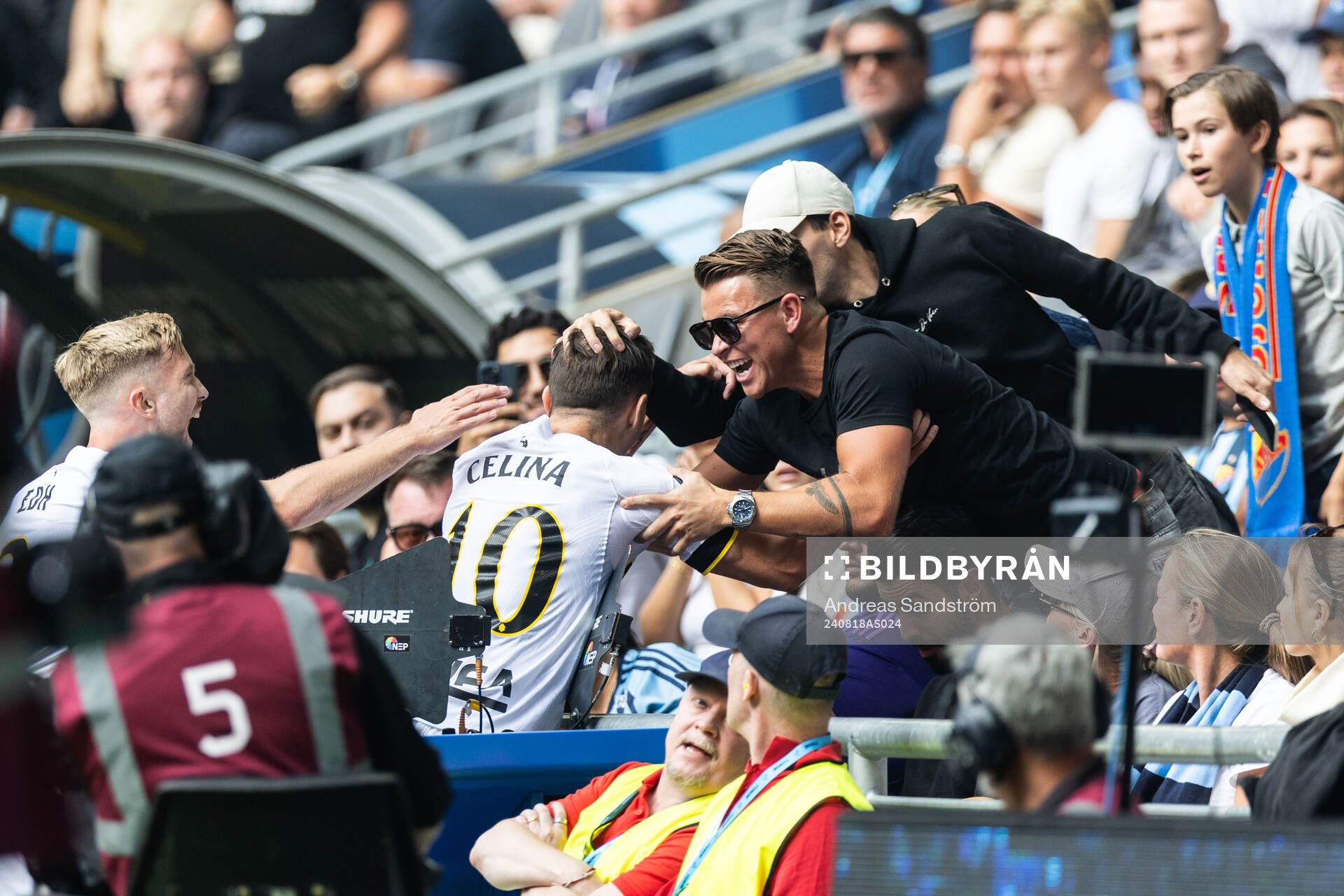 AIKs Bersant Celina jublar med supportrar