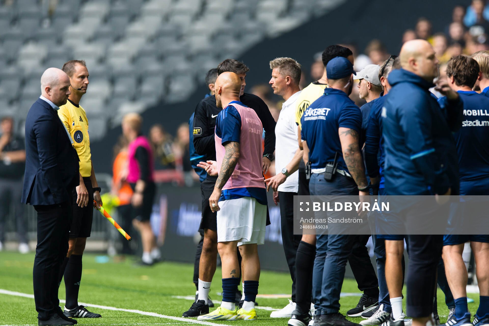 Tumult efter 0-1 målet och firandet vid Djurgårdens avbytarbänk under fotbollsmatchen i Allsvenskan mellan Djurgården och AIK den 18 augusti 2024 i Stockholm.