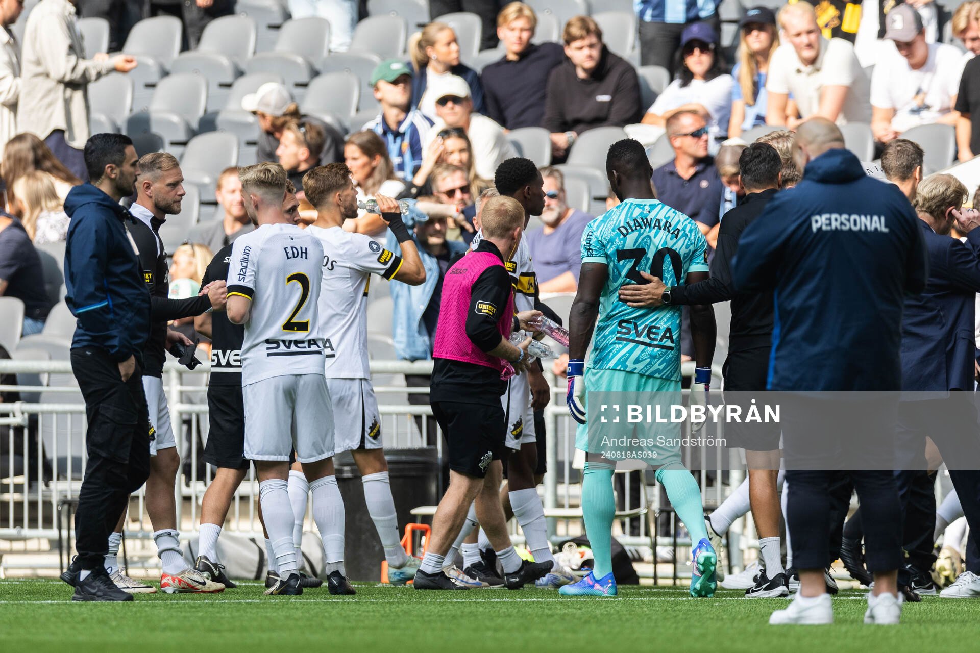 Spelarna lämnar planen