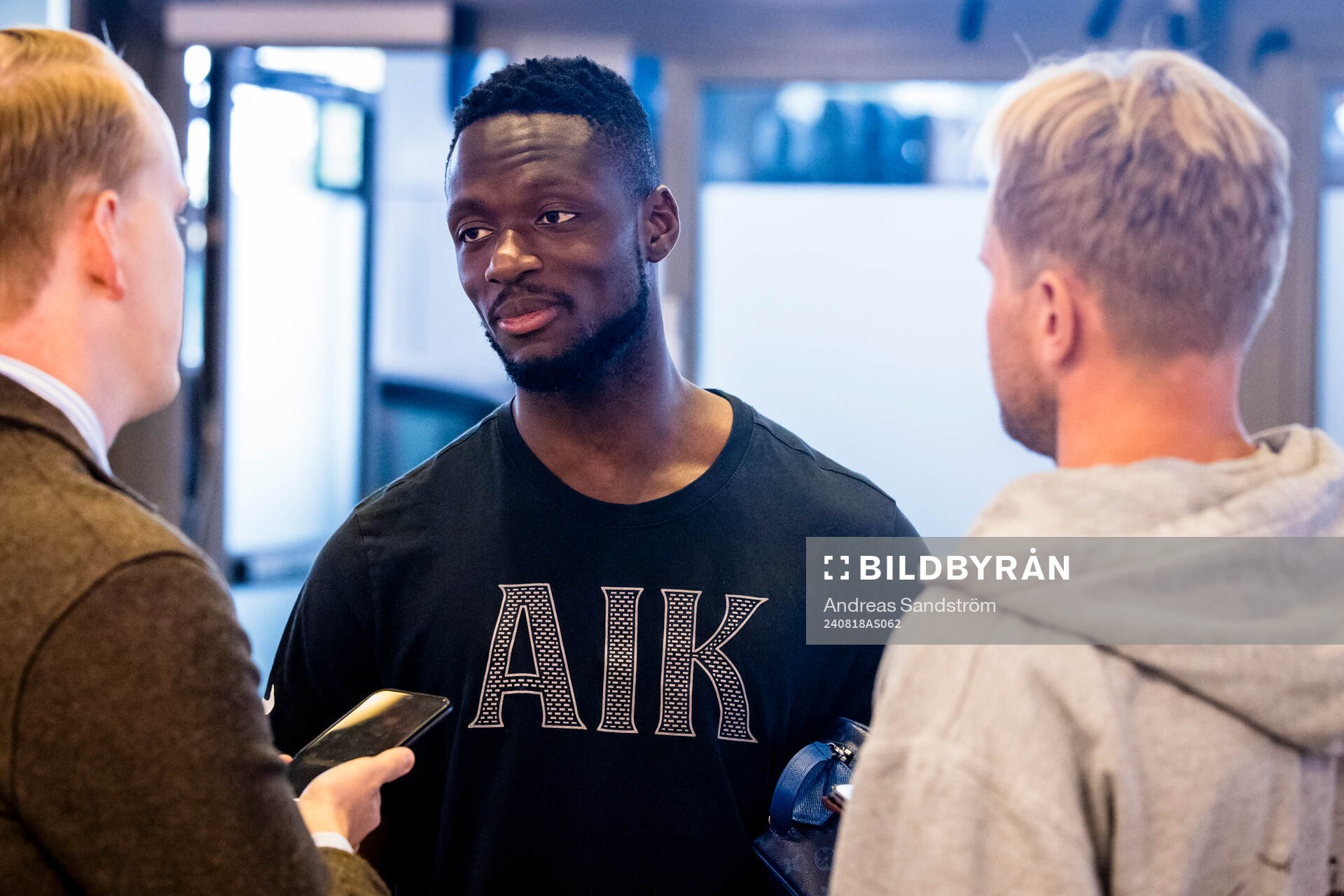 AIKs målvakt Ismael Diawara intervjuas av media under fotbollsmatchen i Allsvenskan mellan Djurgården och AIK den 18 augusti 2024 i Stockholm. 