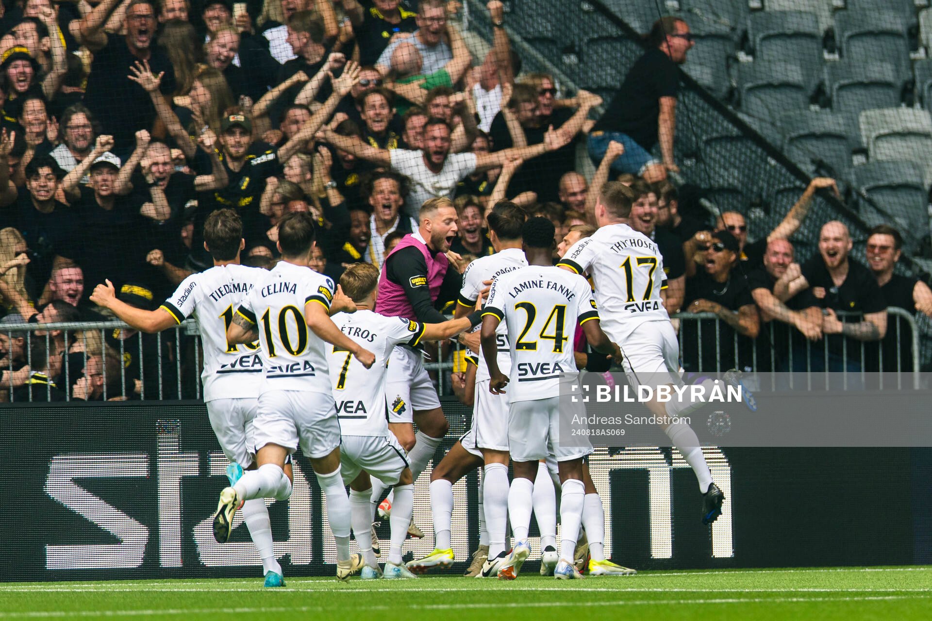 AIKs Rui Manuel Muati Modesto gör 0-2 och gratuleras av