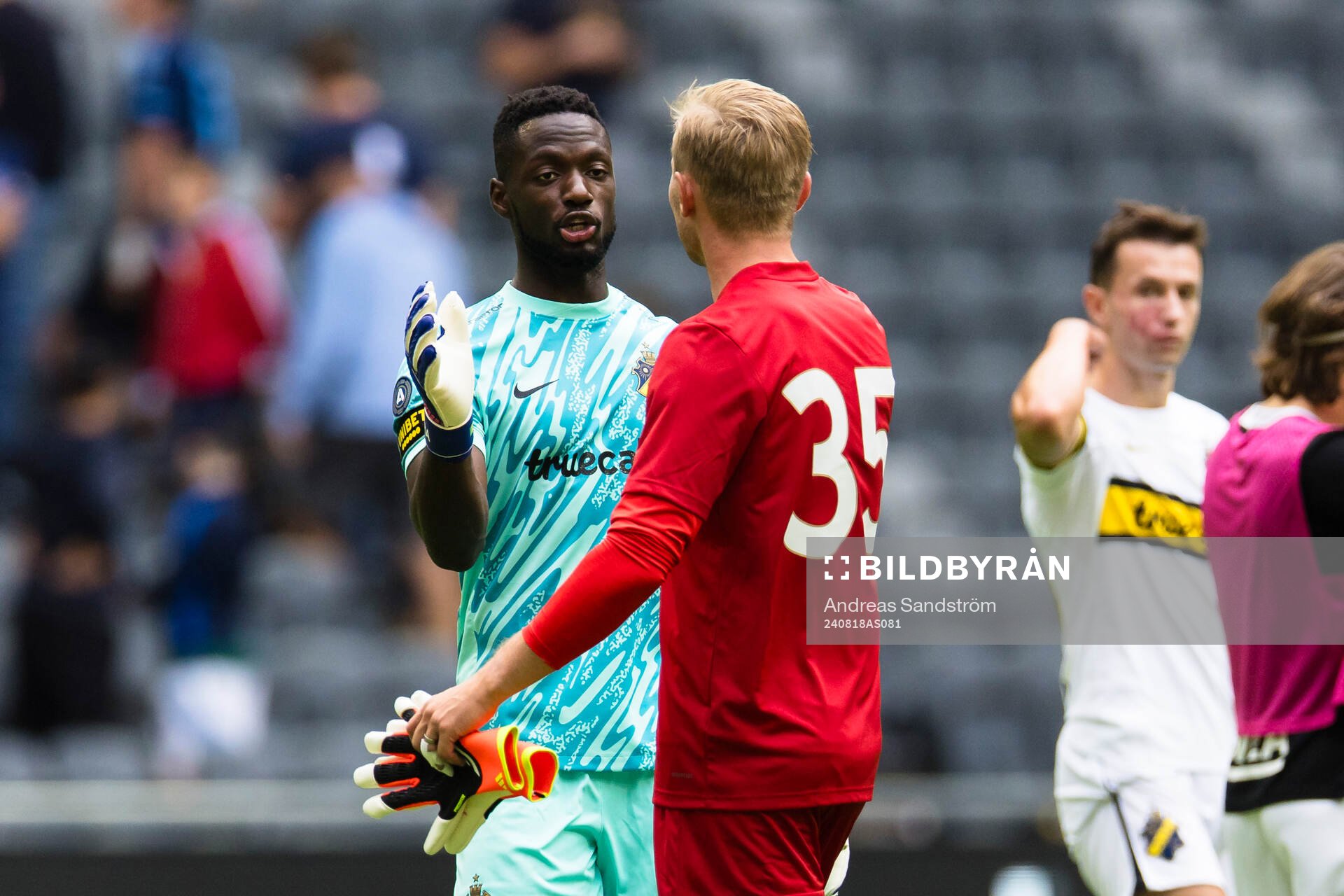 AIKs målvakt Ismael Diawara tackar Djurgårdens målvakt