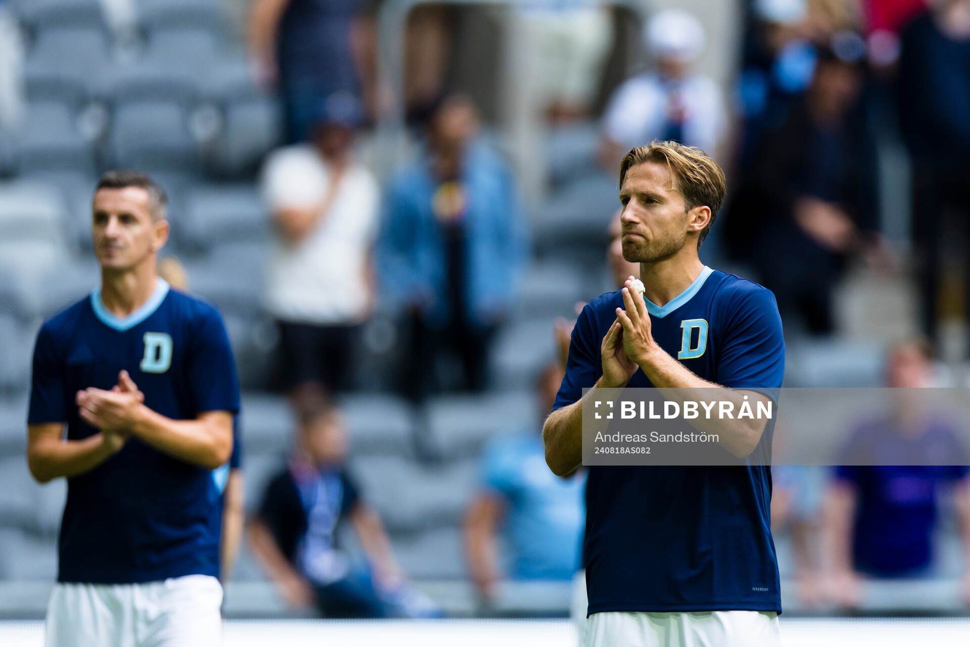 Djurgårdens Daniel Stensson tackar publiken