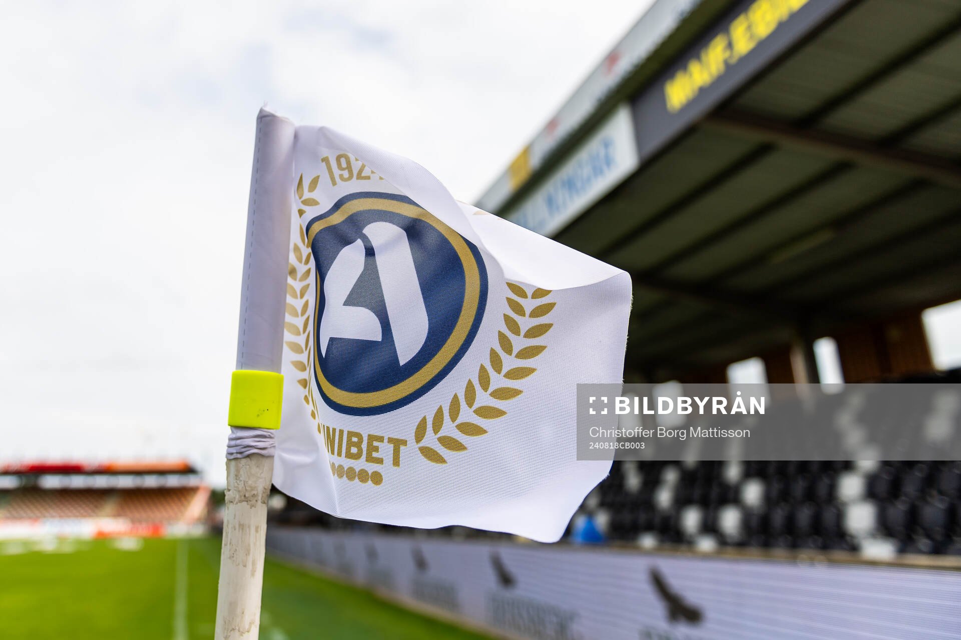 En hörnflagga på Strandvallen inför fotbollsmatchen i Allsvenskan mellan Mjällby och Elfsborg den 18 augusti 2024 i Hällevik. 