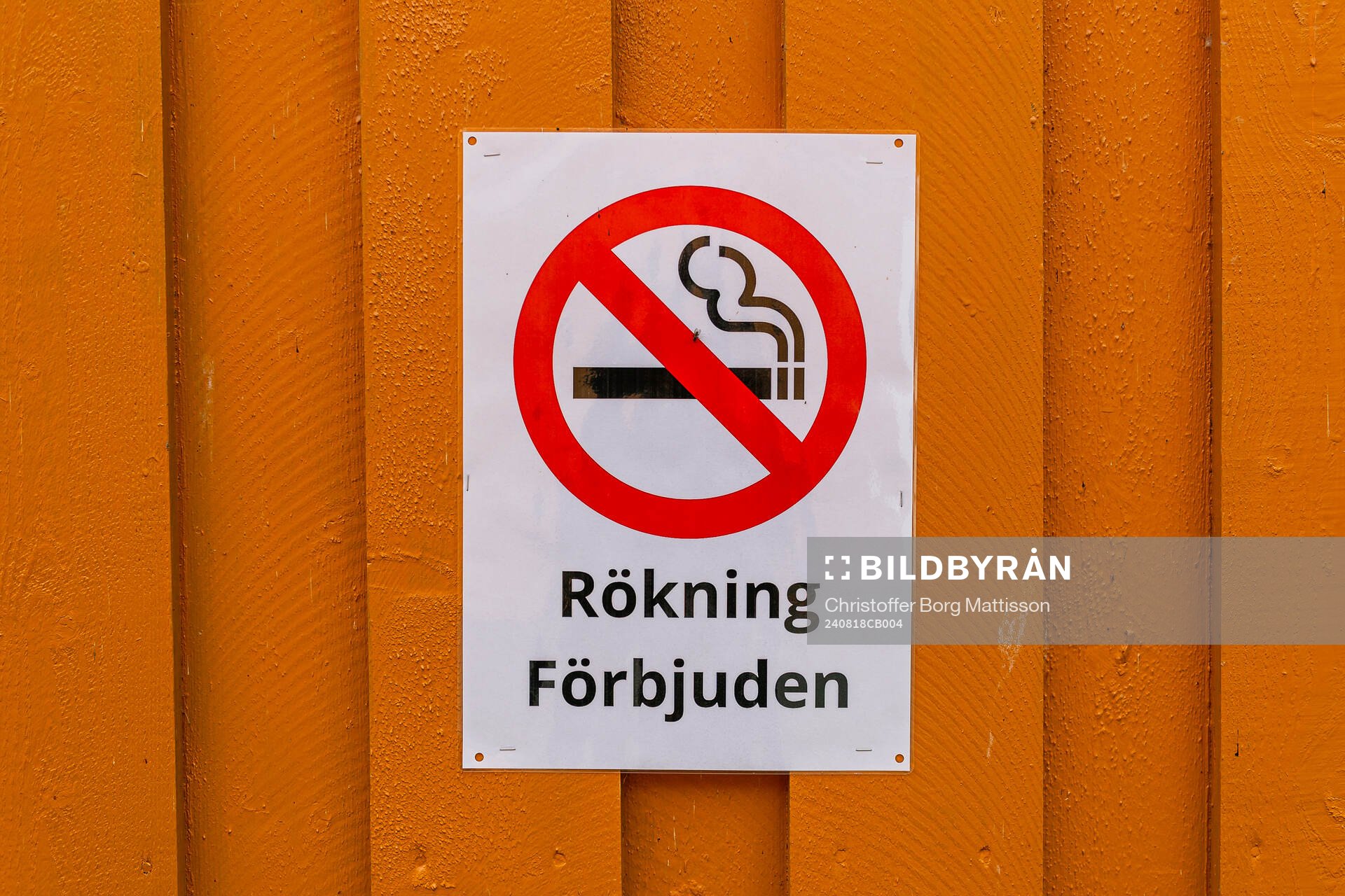 En skylt med ”rökning förbjuden” på en vägg på