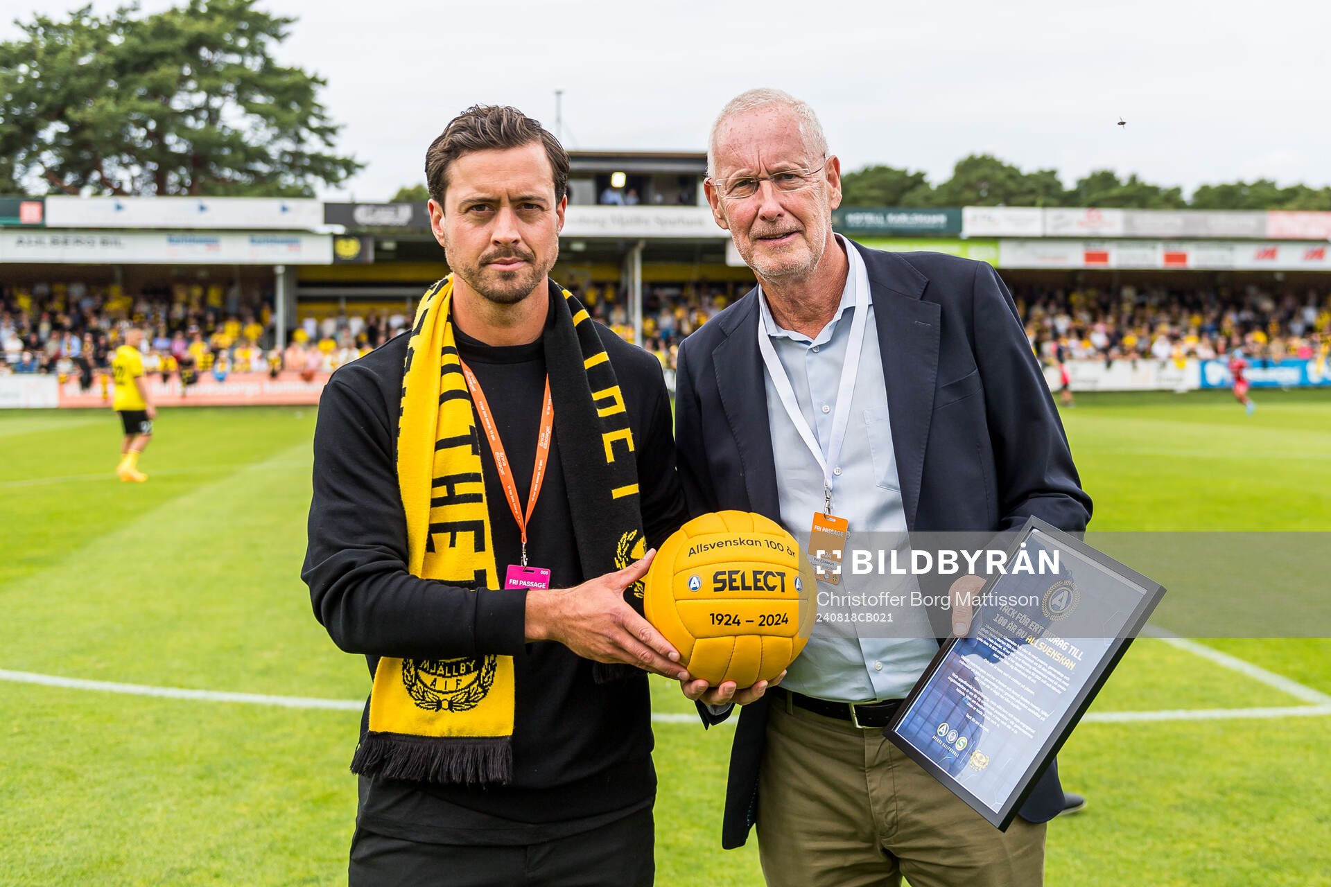 Mjällbys klubbchef Jacob Lennartsson mottar en jubileumsboll från Per Eliasson, SEF, för att fira Allsvenskan 100 år inför fotbollsmatchen i Allsvenskan mellan Mjällby och Elfsborg den 18 augusti 2024 i Hällevik.
