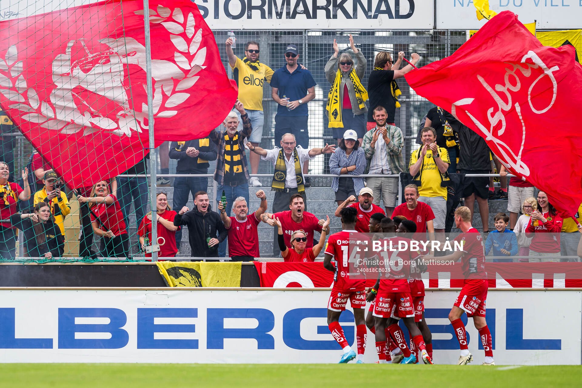 Elfsborgs Terry Yegbe jublar med supportrar
