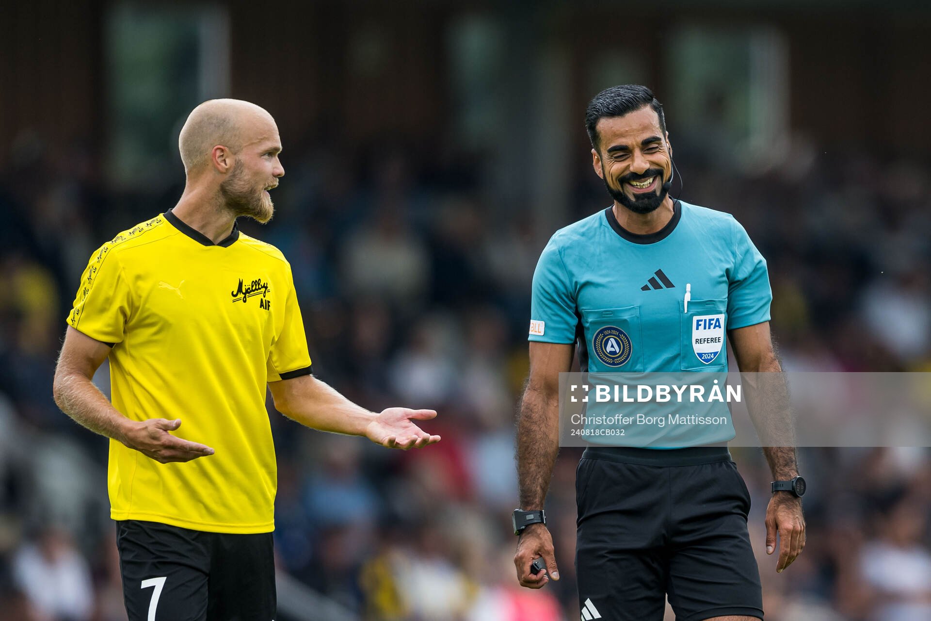 Mjällbys Viktor Gustafson och Domare Mohammed Al-Hakim under fotbollsmatchen i Allsvenskan mellan Mjällby och Elfsborg den 18 augusti 2024 i Hällevik.