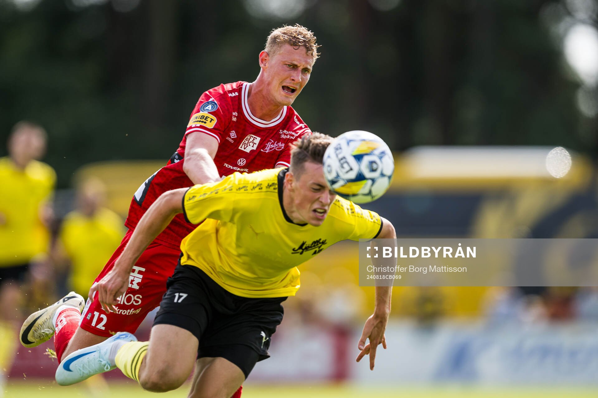 Elfsborgs Emil Holten och Mjällbys Elliot Stroud