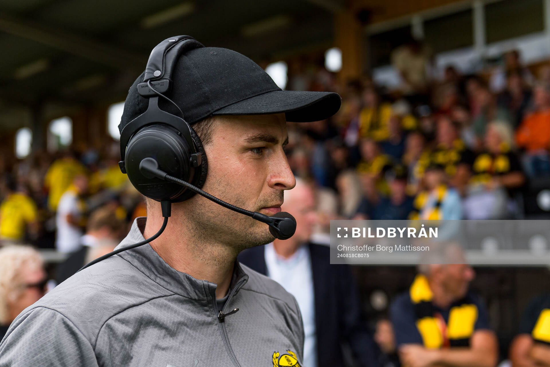 Mjällbys assisterande tränare Karl Marius Aksum under fotbollsmatchen i Allsvenskan mellan Mjällby och Elfsborg den 18 augusti 2024 i Hällevik.