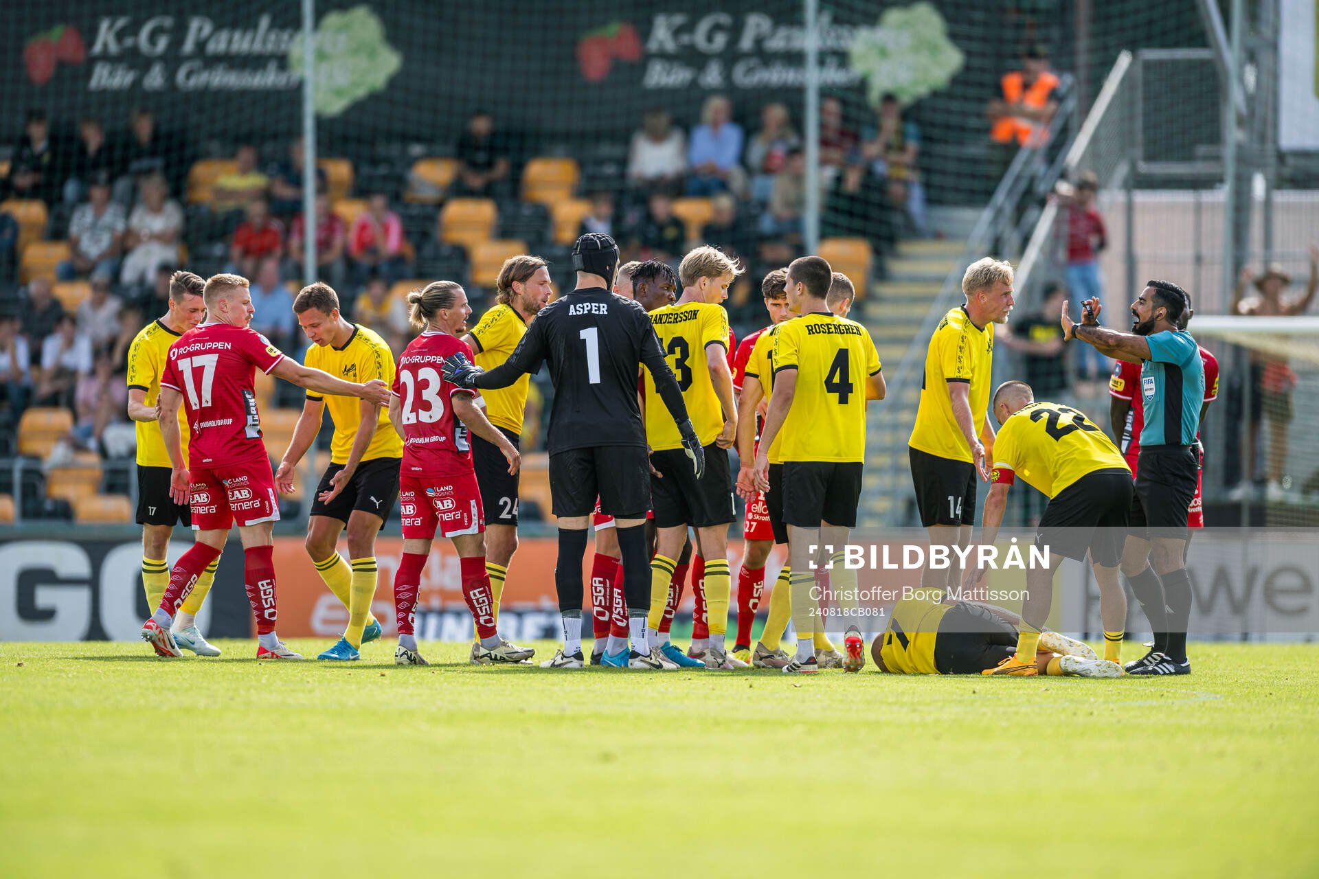 Mjällbys och Elfsborgs spelare i diskussion
