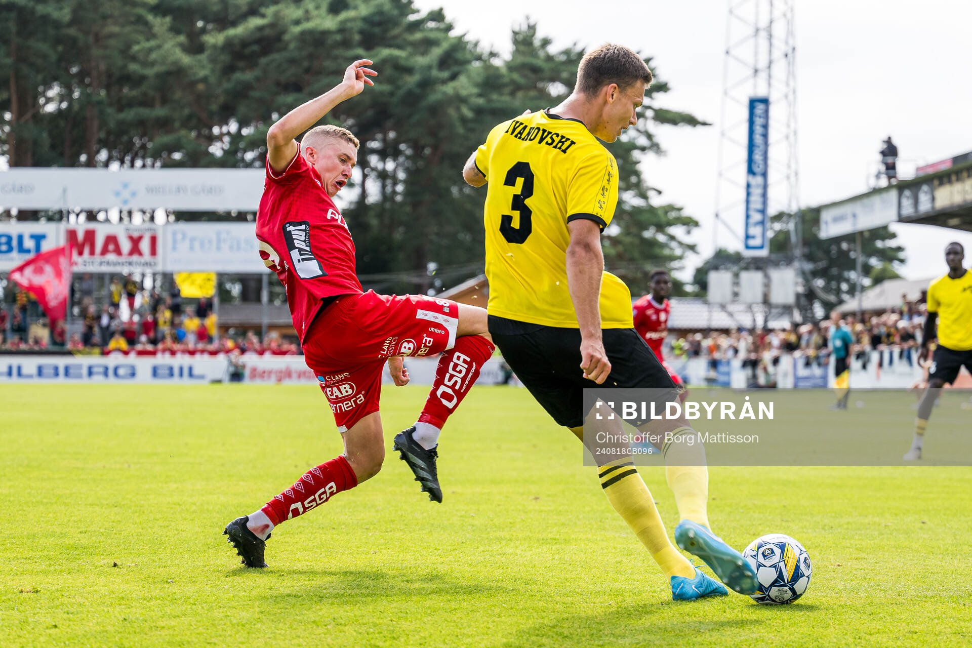 Elfsborgs Sebastian Holmen och Mjällbys Arvid Brorsson