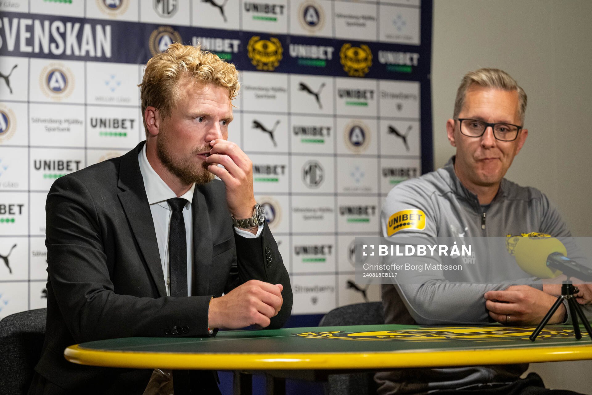 Elfsborgs manager Oscar Hiljemark och Mjällbys assisterande tränare Christofer Augustsson vid en presskonferens efter fotbollsmatchen i Allsvenskan mellan Mjällby och Elfsborg den 18 augusti 2024 i Hällevik.