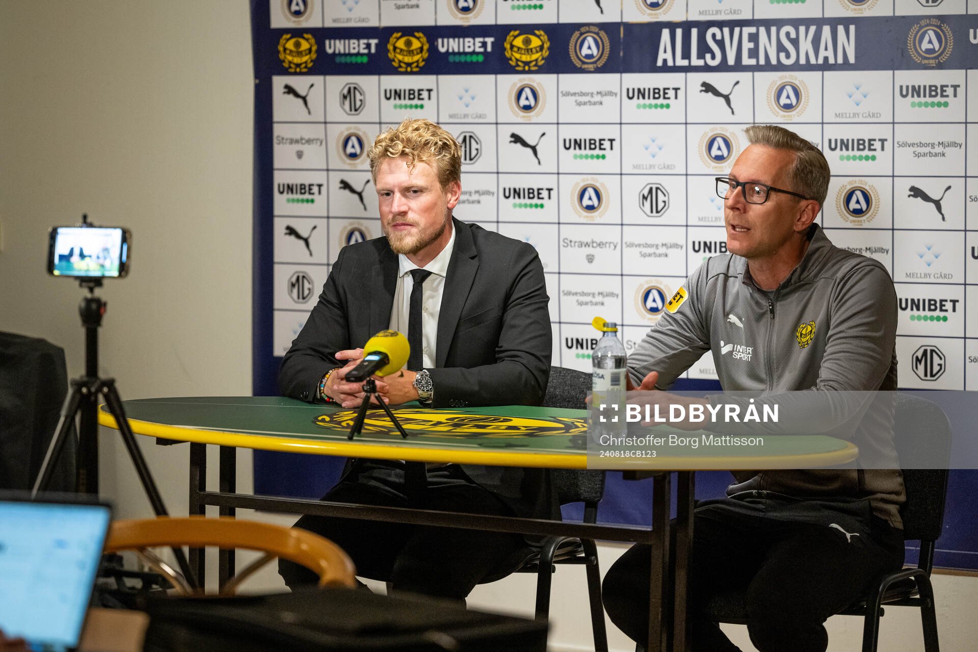 Elfsborgs manager Oscar Hiljemark och Mjällbys assisterande tränare Christofer Augustsson vid en presskonferens efter fotbollsmatchen i Allsvenskan mellan Mjällby och Elfsborg den 18 augusti 2024 i Hällevik.