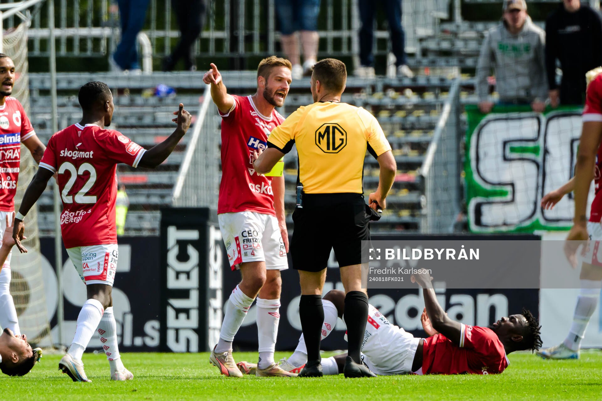 Degerfors Johan Mårtensson och Domare Jovan Krsmanovic