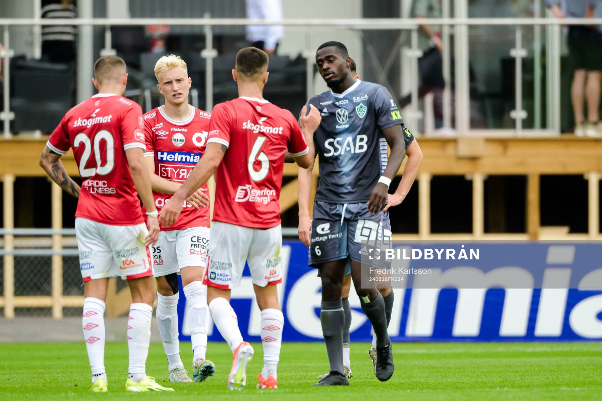 Degerfors Carlos Moros Gracia och Brages Adil Titi tackar varandra efter matchen under fotbollsmatchen i Superettan mellan Degerfors och Brage den 18 augusti 2024 i Degerfors.