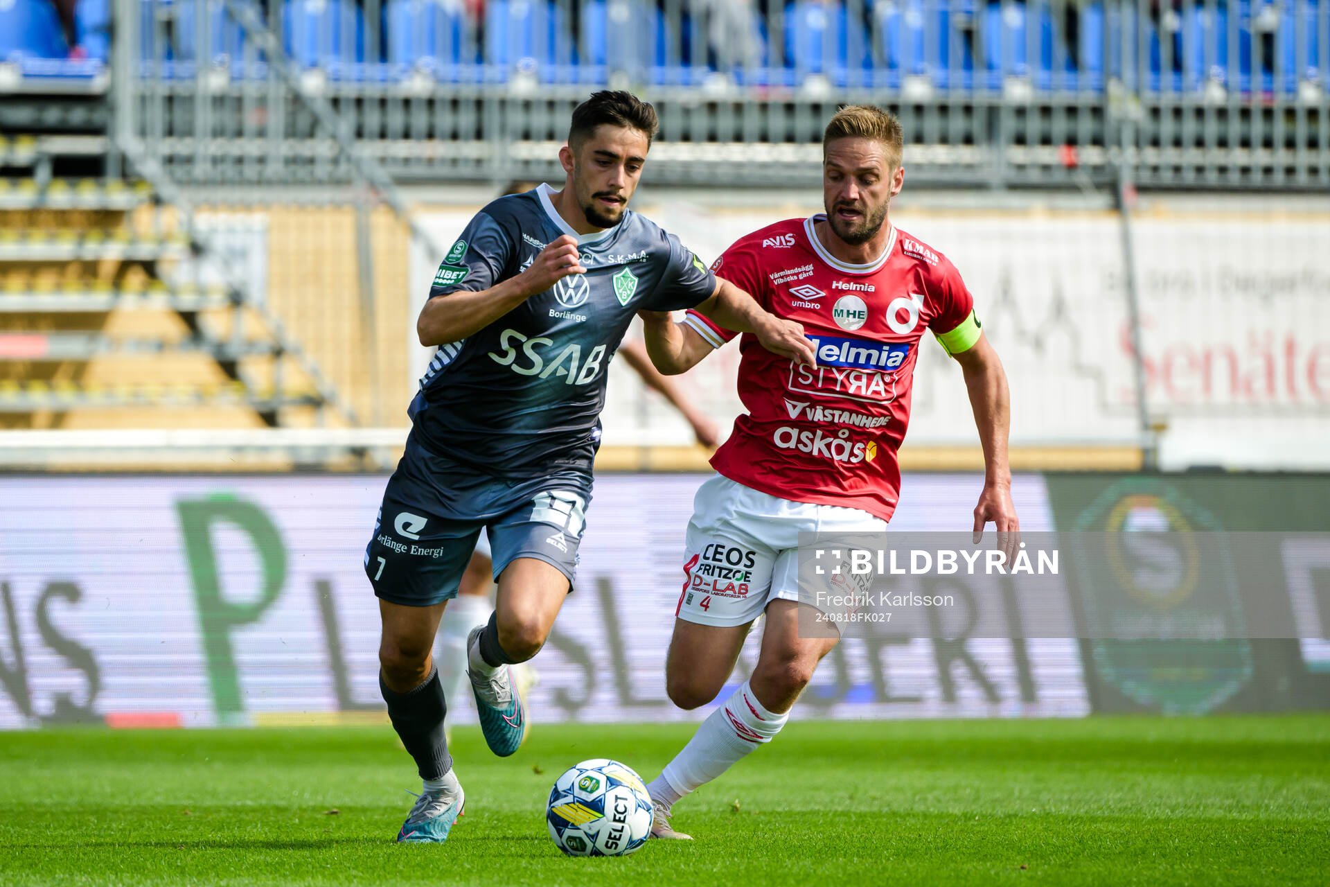 Brages Emil Tot Wikström och Degerfors Johan Mårtensson under fotbollsmatchen i Superettan mellan Degerfors och Brage den 18 augusti 2024 i Degerfors.