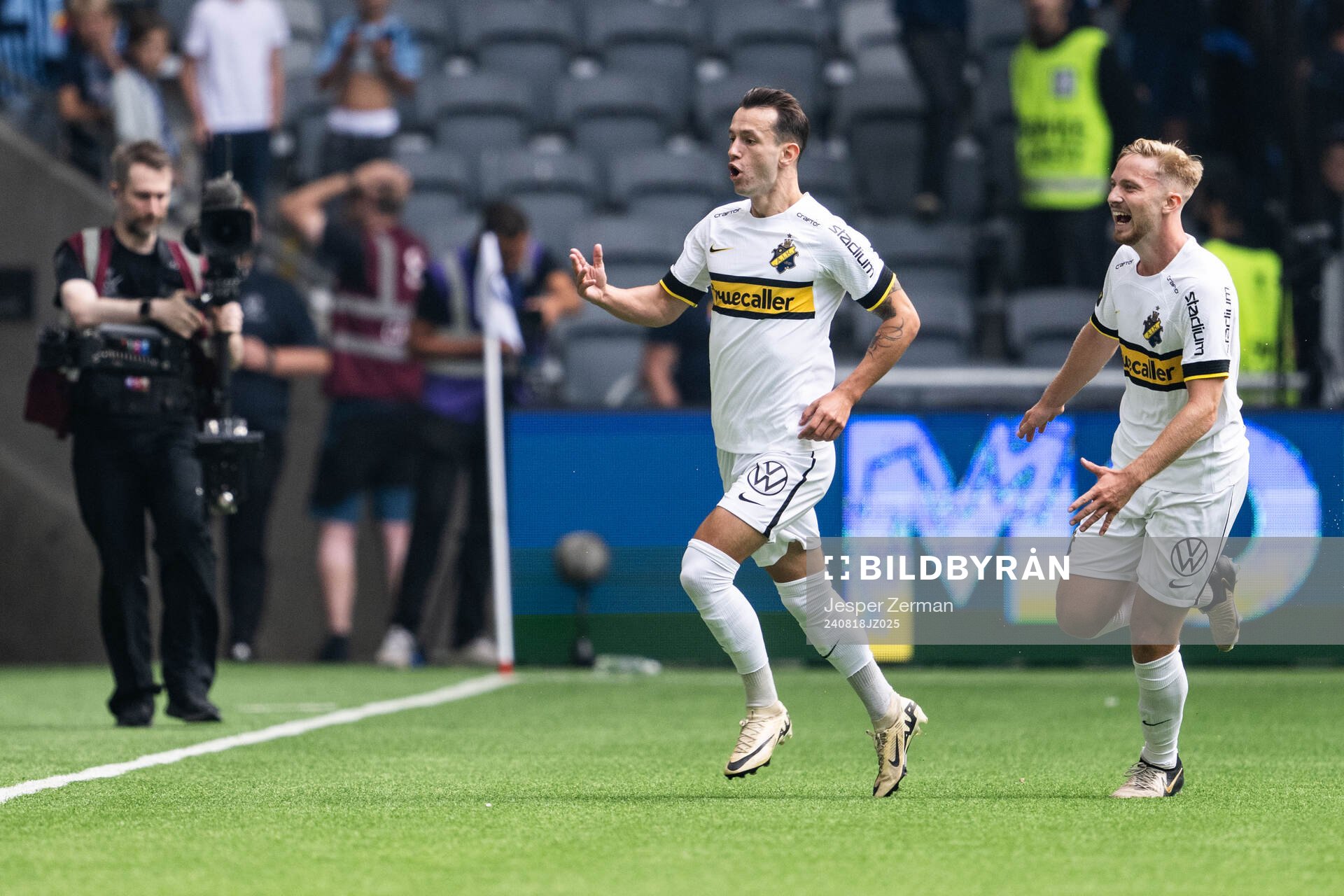 AIKs Bersant Celina jublar med Eskil Edh