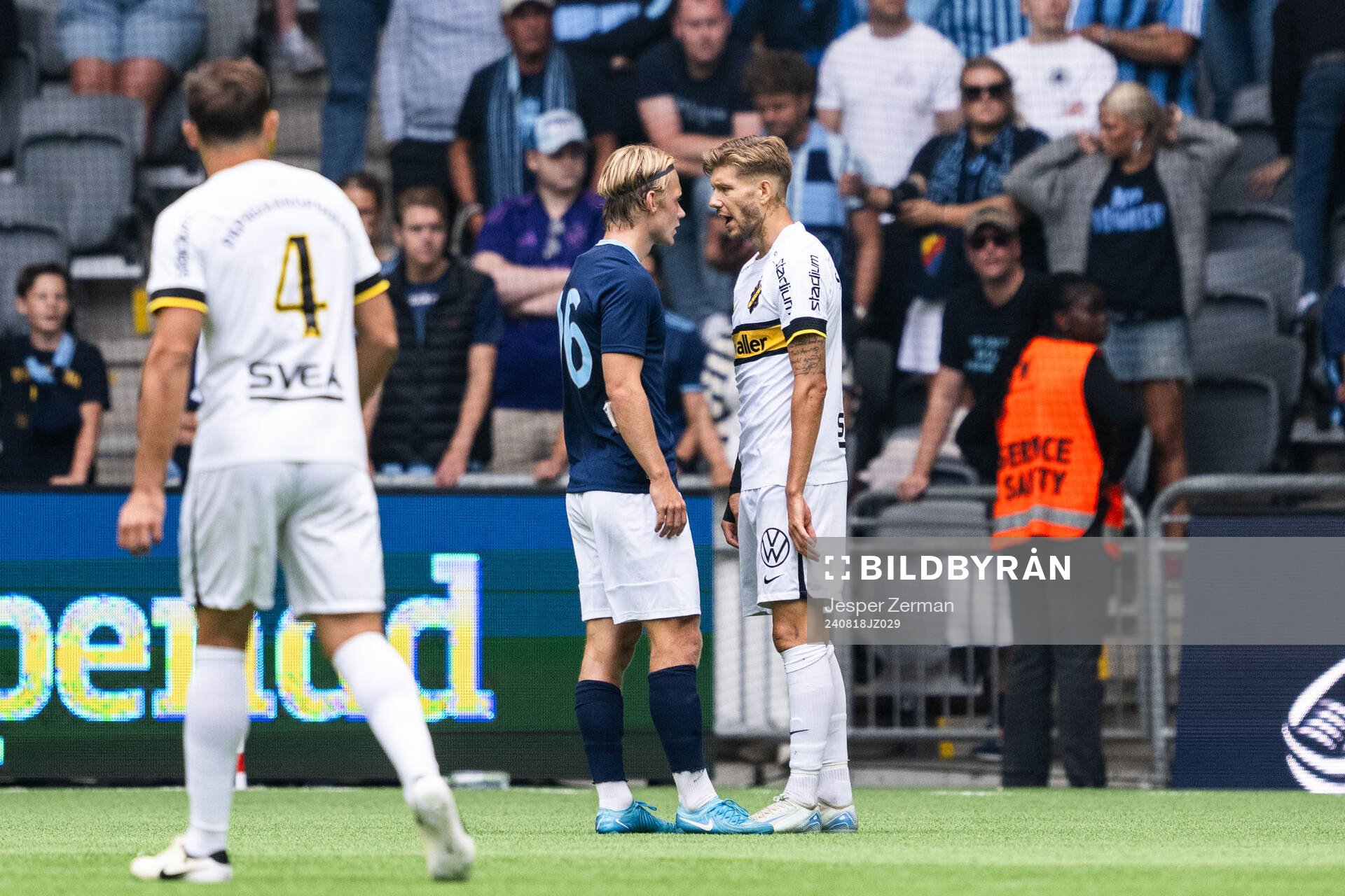 Djurgårdens Tobias Gulliksen och AIKs Anton Salétros i